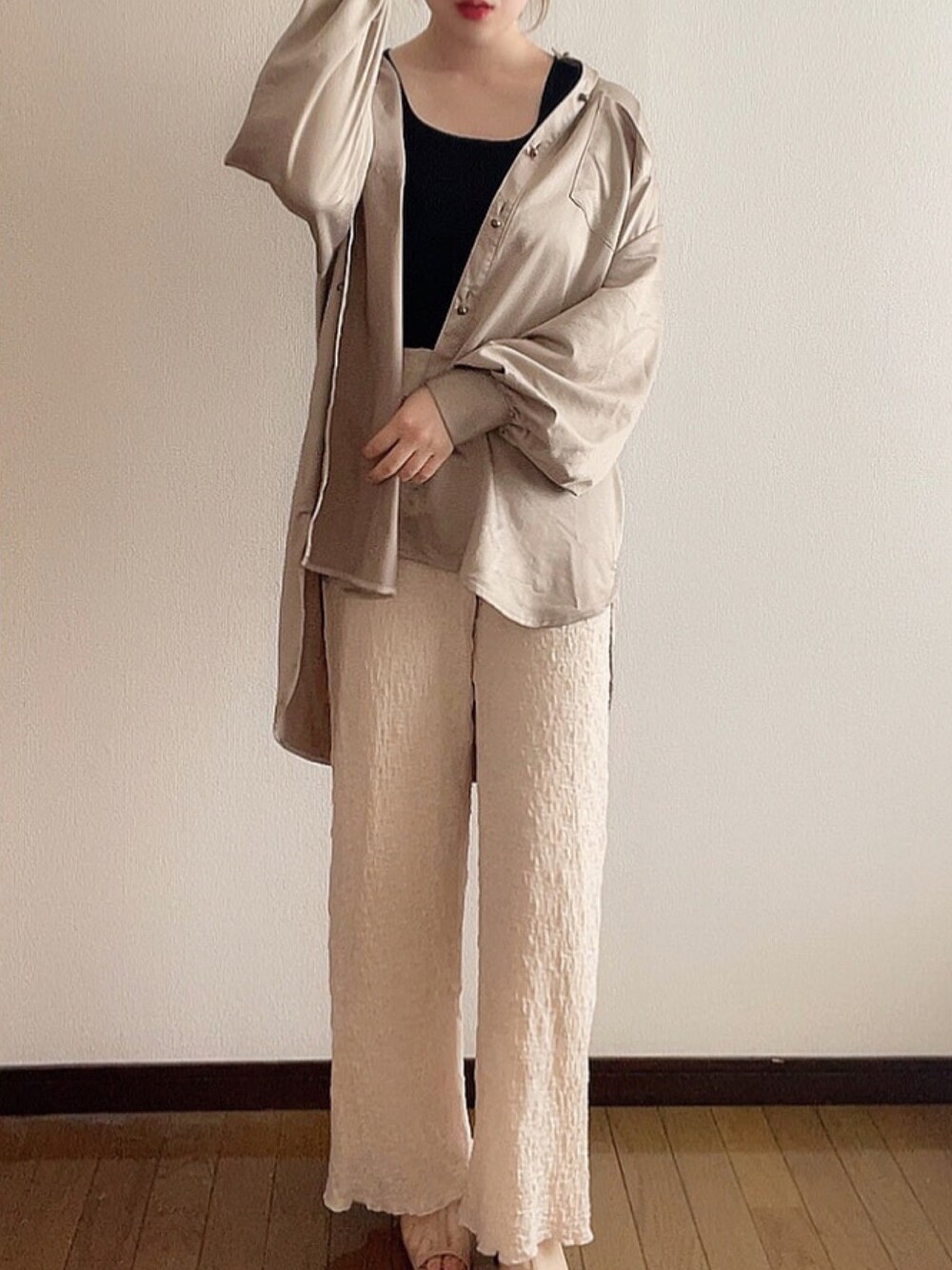 「ももち芸人、ももちのクセが強すぎた、ももち買い、大学生、これが私をアゲる服、シンプル、お姉さんコーデ、サテンシャツ、メッシュサンダル、ベージュ」｜「NEUNAのサテンタッチダブルボタンシャツ（シャツ/ブラウス、ベージュ系）」を使った、まるすけさん（レディース・156cm）の春コーディネートの1枚目の写真