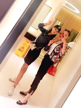 「ZARA（ザラ）のアイテム（デニムスカート、ブルー系）」を使った、姬欣童さん（レディース）の秋コーディネート