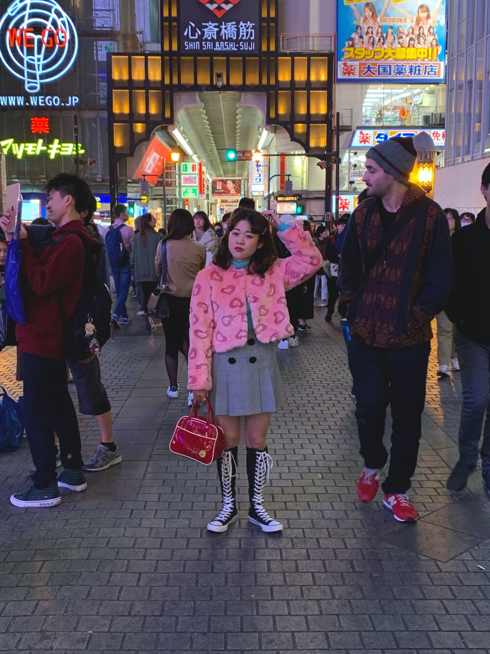 「古着、ロングコンバース、80s、低身長、原色、パステルカラー、ハート柄、ファーコート、ミニスカート、ボストンバッグ」｜「CONVERSEのアイテム（スニーカー、ブラック系）」を使った、ちゃむさん（レディース・151cm）の秋コーディネートの1枚目の写真