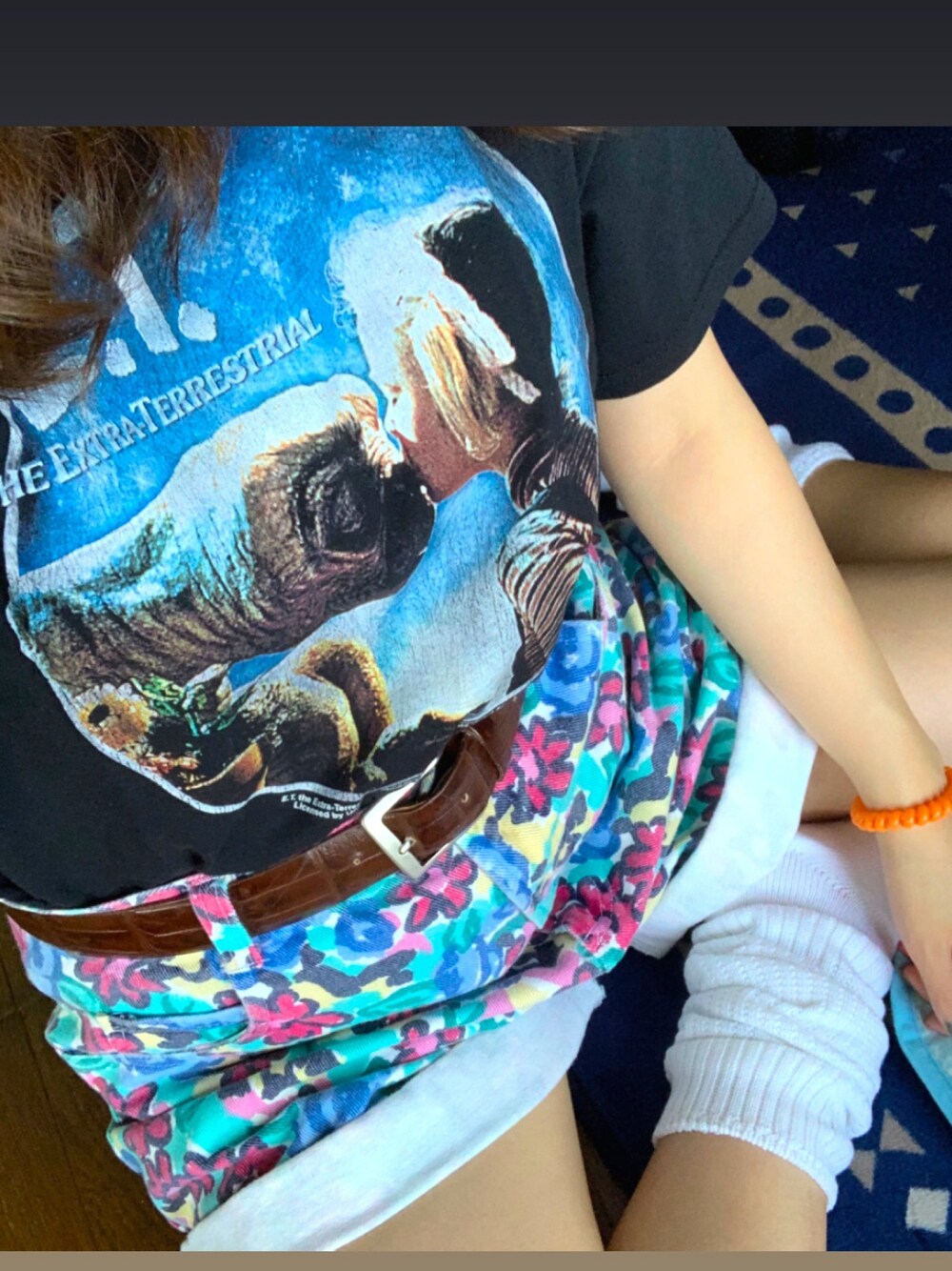 「古着、夏コーデ、花柄、低身長、ルーズソックス、ペコちゃん、タックイン、E.T.、キャラT、原色」｜「E.Tのアイテム（Tシャツ/カットソー、ブラック系）」を使った、ちゃむさん（レディース・151cm）の夏コーディネートの1枚目の写真