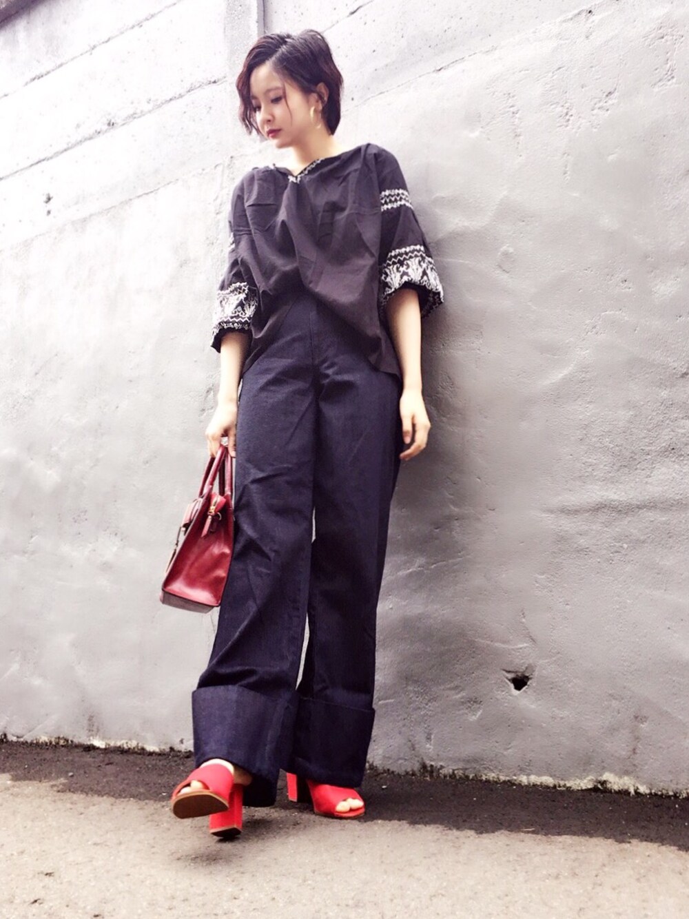 「JEANASiS、EMODA、デニム、ハイウエスト、刺繍ブラウス、刺繍、バルーンスリーブ、赤、夏コーデ、大人カジュアル」｜「JEANASISのシシュウバルンチュニックSS/760192（シャツ/ブラウス、ブラック系）」を使った、LILLAさん（レディース・161cm）の夏コーディネートの1枚目の写真