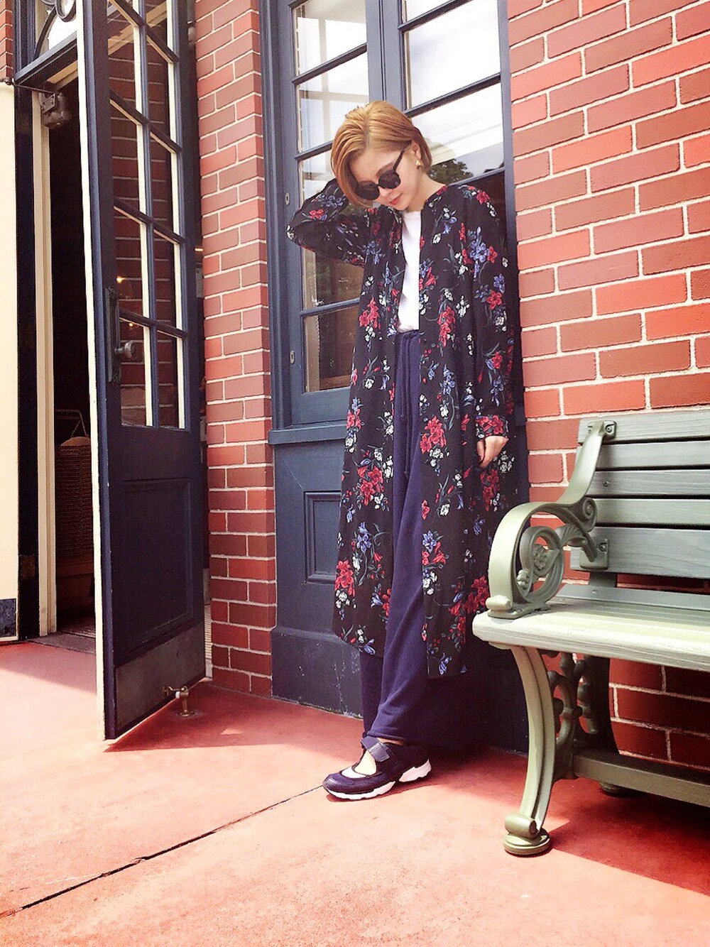 「JEANASiS、HARE、花柄、花柄ワンピース、シャツワンピ、スニーカー、ディズニーコーデ、楽チンコーデ、ハイウエスト、ゆるコーデ」｜「JEANASISのシャツワンピース7S/760604 （シャツワンピース、ブラック系）」を使った、LILLAさん（レディース・161cm）の夏コーディネートの1枚目の写真