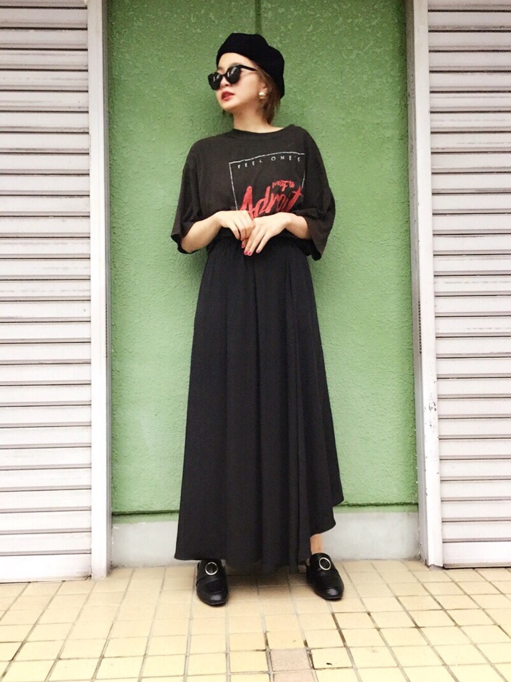 「ロックT、JEANASiS、ロングスカート、スカート、ビッグシルエット、ビッグT、サングラス、ベレー帽、ロゴT、Tシャツ」｜「JEANASISのUSEDプリントTEE/748107（Tシャツ/カットソー、ブラック系）」を使った、LILLAさん（レディース・161cm）の夏コーディネートの1枚目の写真