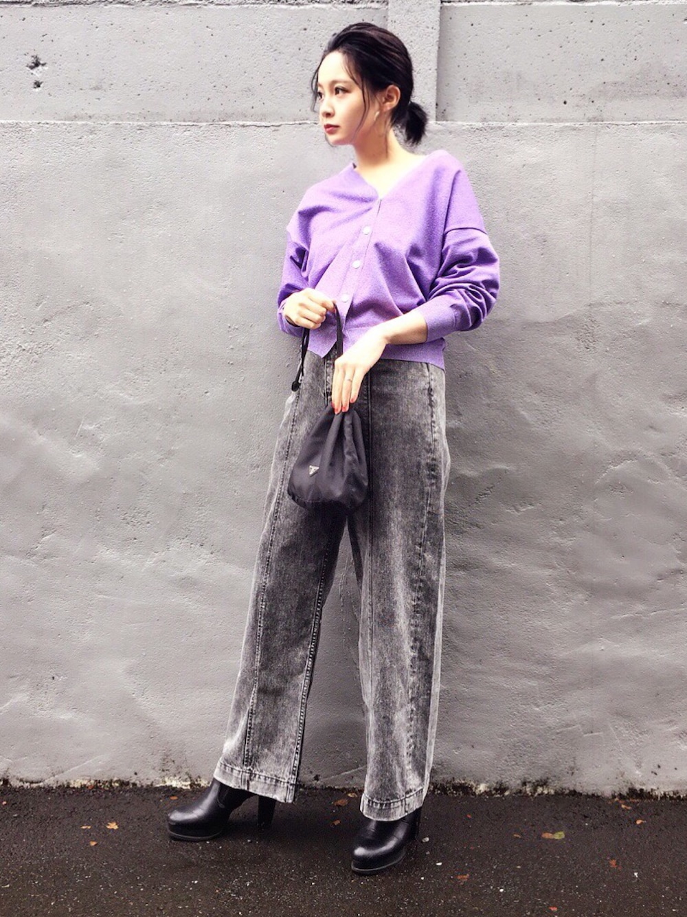 「秋のコーデ、JEANASiS、パープル、カーディガン、PRADA、デニムパンツ、デニムワイドパンツ、カジュアルコーデ、おしゃれさんと繋がりたい、ワイドパンツ」｜「JEANASISの12Gラメ2WAYカーディガン/766870（カーディガン/ボレロ、パープル系）」を使った、LILLAさん（レディース・161cm）の秋コーディネートの1枚目の写真