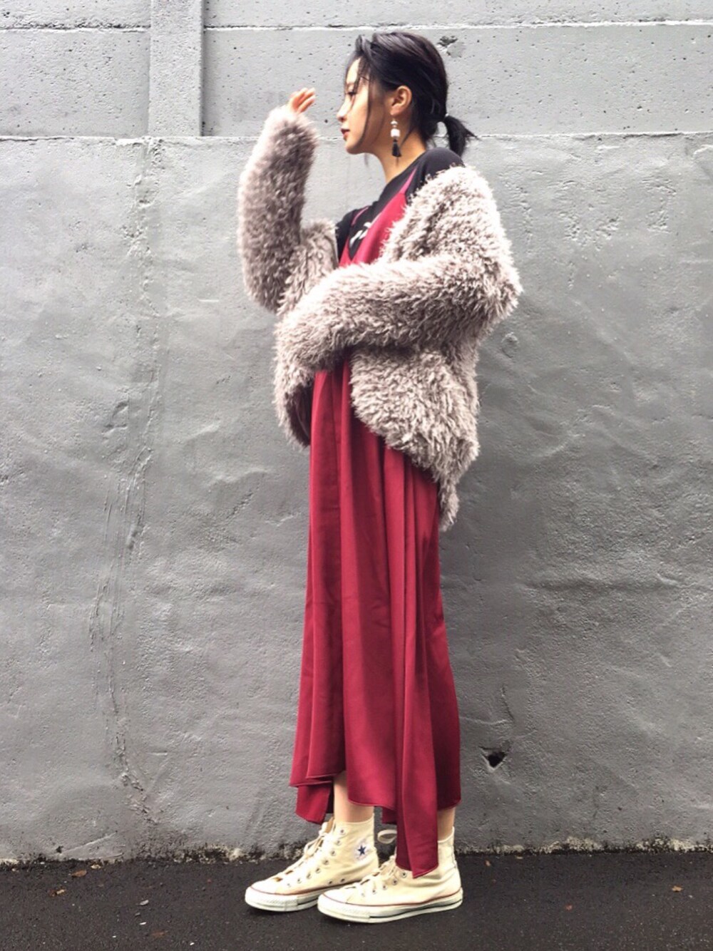 「JEANASiS、古着、used、ワンピース、キャミワンピ、converse、スニーカー、ループカーディガン、カーディガン、カジュアルコーデ」｜「JEANASISのヘムデザインキャミワンピース/733097 （ワンピース、レッド系）」を使った、LILLAさん（レディース・161cm）の秋コーディネートの1枚目の写真