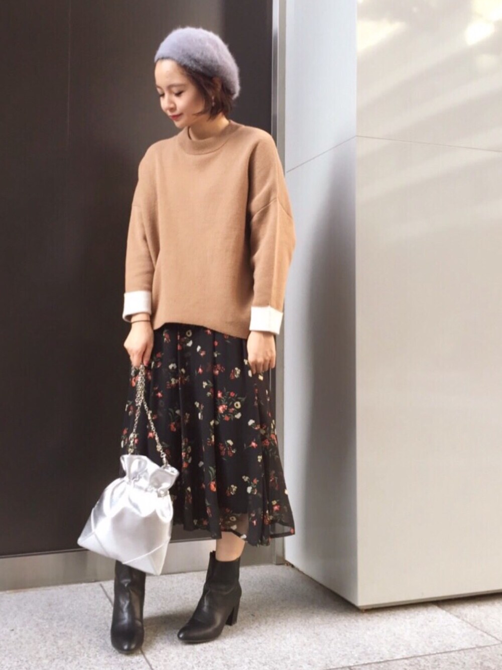 「JEANASiS、ニット、ガウチョパンツ、花柄、ワイドパンツ、ベレー帽、メタリック、ブーツ、ゆるコーデ、冬コーデ」｜「JEANASISのアイテム（ニット/セーター、ベージュ系）」を使った、LILLAさん（レディース・161cm）の秋コーディネートの1枚目の写真