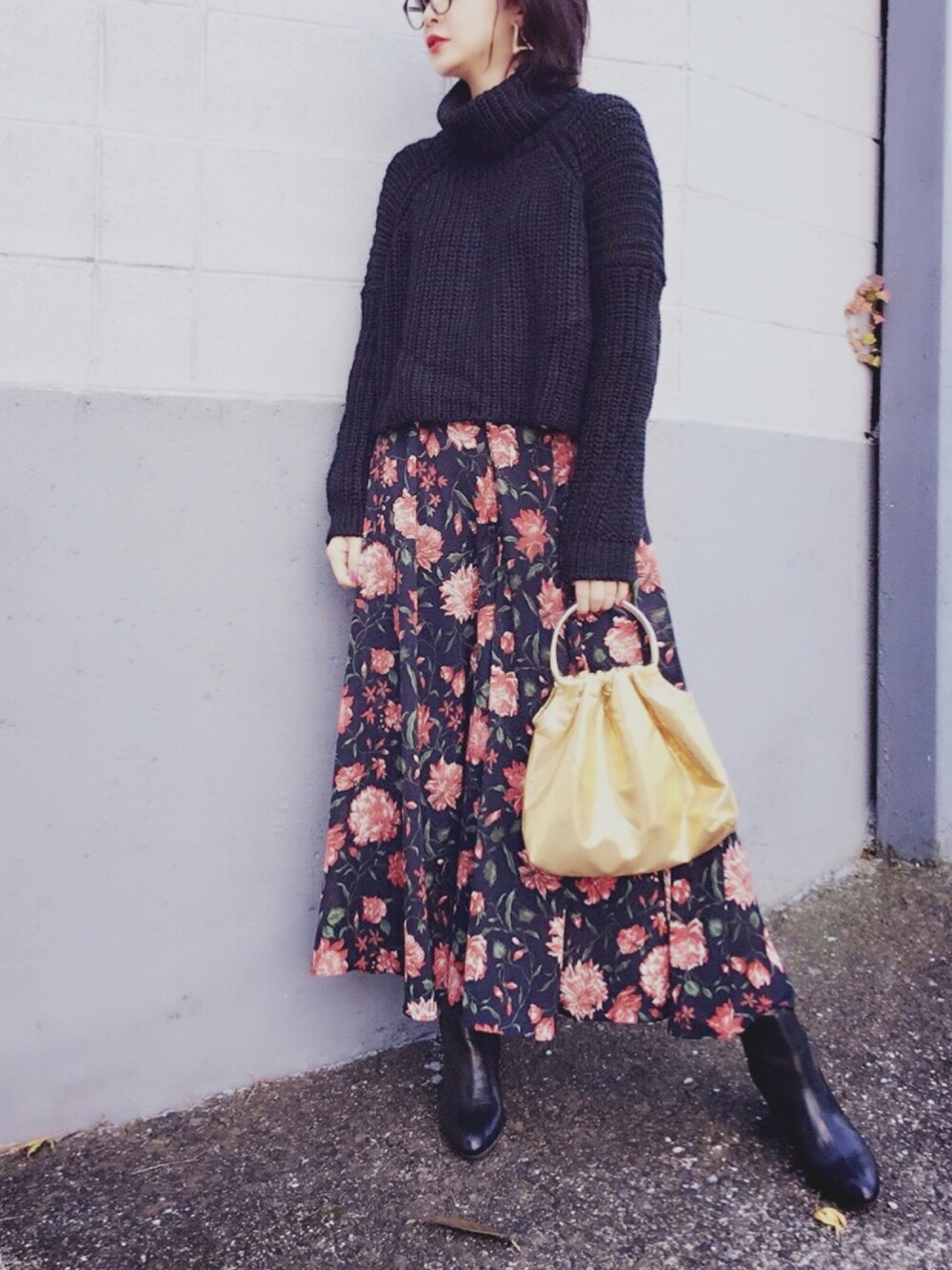 「JEANASiS、LOWRYS FARM、巾着バッグ、タートルネック、ニット、花柄、ワイドパンツ、大人カジュアル、ブーツ、冬コーデ」｜「JEANASISの1.5Gアゼショートタートル/736216 （ニット/セーター、ブラック系）」を使った、LILLAさん（レディース・161cm）の秋コーディネートの1枚目の写真