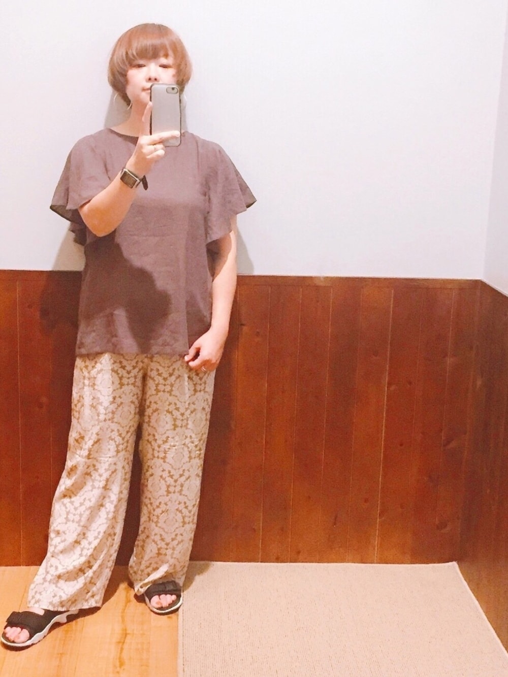 ブラウン系のシャツ/ブラウス、ベージュ系のその他パンツ、ブラック系のサンダルを着用したレディースの夏コーディネートの1枚目の写真