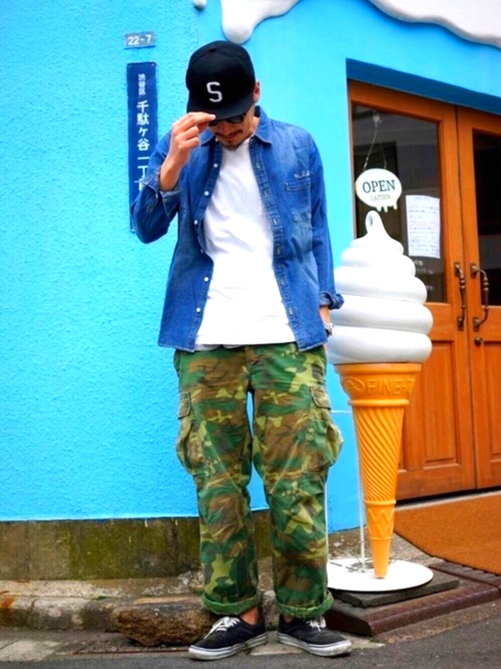「カジュアル、シンプル、白Tシャツ、ミリタリー、キャップ、デニムシャツ、アメカジ、春コーデ、古着、Subciety」｜「HiLDKのDENIM SHIRT L/S（シャツ/ブラウス、ブルー系）」を使った、Subciety_ZOZOTOWNさん（メンズ・186cm）の春コーディネートの1枚目の写真