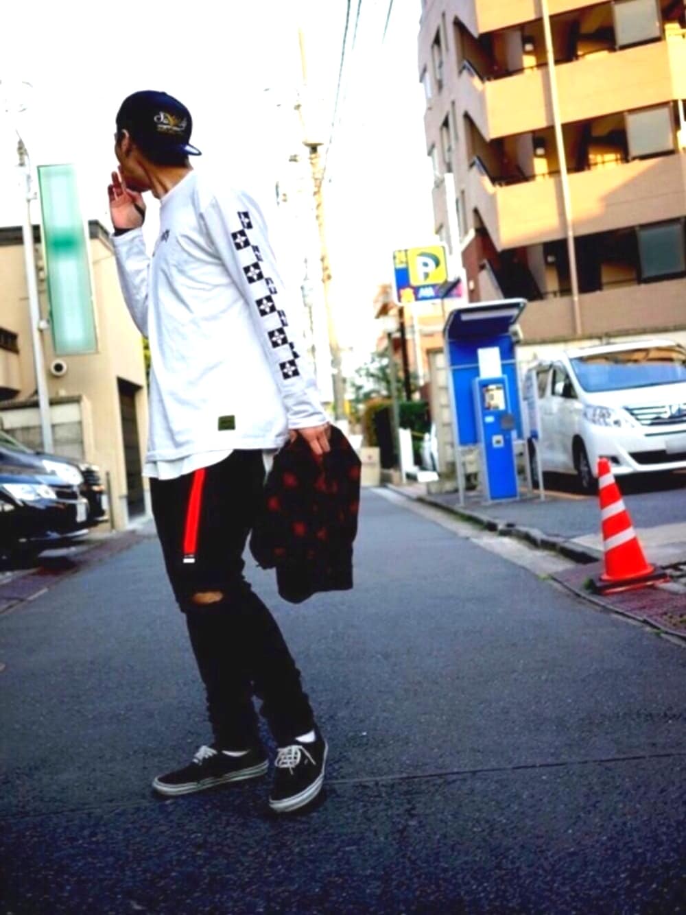 「VANS、チェックシャツ、キャップ、ロンT、スキニーデニム、ダメージデニムパンツ、シンプルコーデ、春コーデ、ガチャベルト、Subciety」｜「SubcietyのTHE BASE L/S-CHECKER-（Tシャツ/カットソー、ホワイト系）」を使った、Subciety_ZOZOTOWNさん（メンズ・186cm）の春コーディネートの1枚目の写真