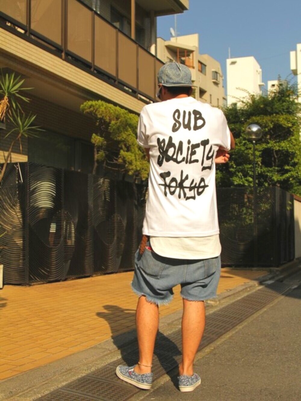 「夏、シンプル、ラフ、アメカジ、Tシャツ、スリッポン、Subciety、ストリート、古着MIX、カットオフデニム」｜「SubcietyのTAG S/S（Tシャツ/カットソー、ホワイト系）」を使った、Subciety_ZOZOTOWNさん（メンズ・186cm）の夏コーディネートの1枚目の写真