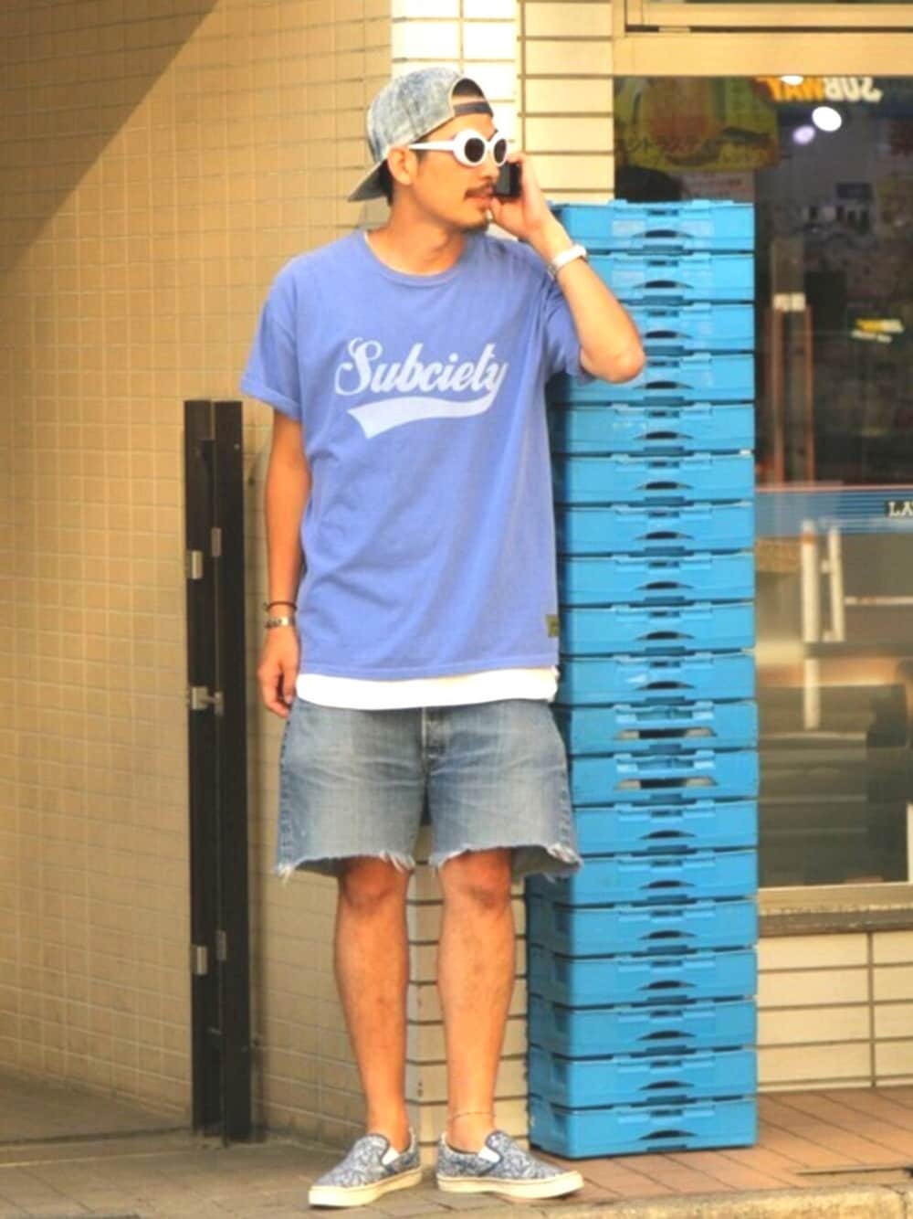 「アメカジ、ブルー、キャップ、Tシャツ、ストリート、スリッポン、ラフ、古着MIX、シンプルコーデ、カジュアルコーデ」｜「SubcietyのPIGMENT GLORIOUS S/S（Tシャツ/カットソー、ブルー系）」を使った、Subciety_ZOZOTOWNさん（メンズ・186cm）の夏コーディネートの1枚目の写真