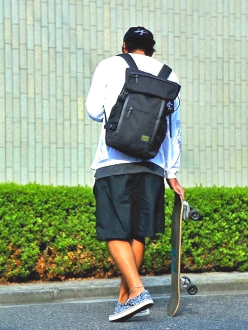 「シンプルコーデ、秋コーデ、ストリート、スリッポン、ロンT、モノトーン、リュック、スケータースタイル、Subciety、SBCYSport」｜「SubcietyのBACK PACK（バックパック/リュック、ブラック系）」を使った、Subciety_ZOZOTOWNさん（メンズ・186cm）の秋コーディネートの1枚目の写真