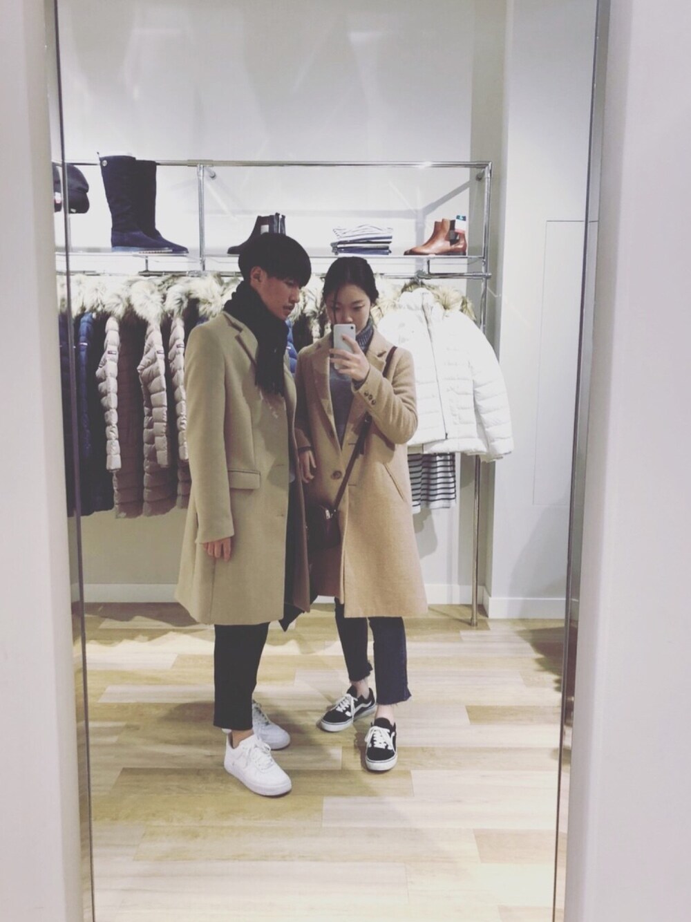 「ドラフトナイキ、シンプル、ナイキ、ベージュ、チェスターコート、UNIQLO、ZARA、ラルフローレン、Polo Ralph Lauren、韓国ファッション」｜「NIKEのNIKE AIR FORCE 1 '07 (WHITE/WHITE) 【SP】（スニーカー、ホワイト系）」を使った、たつきさん（メンズ・170cm）の冬コーディネートの1枚目の写真