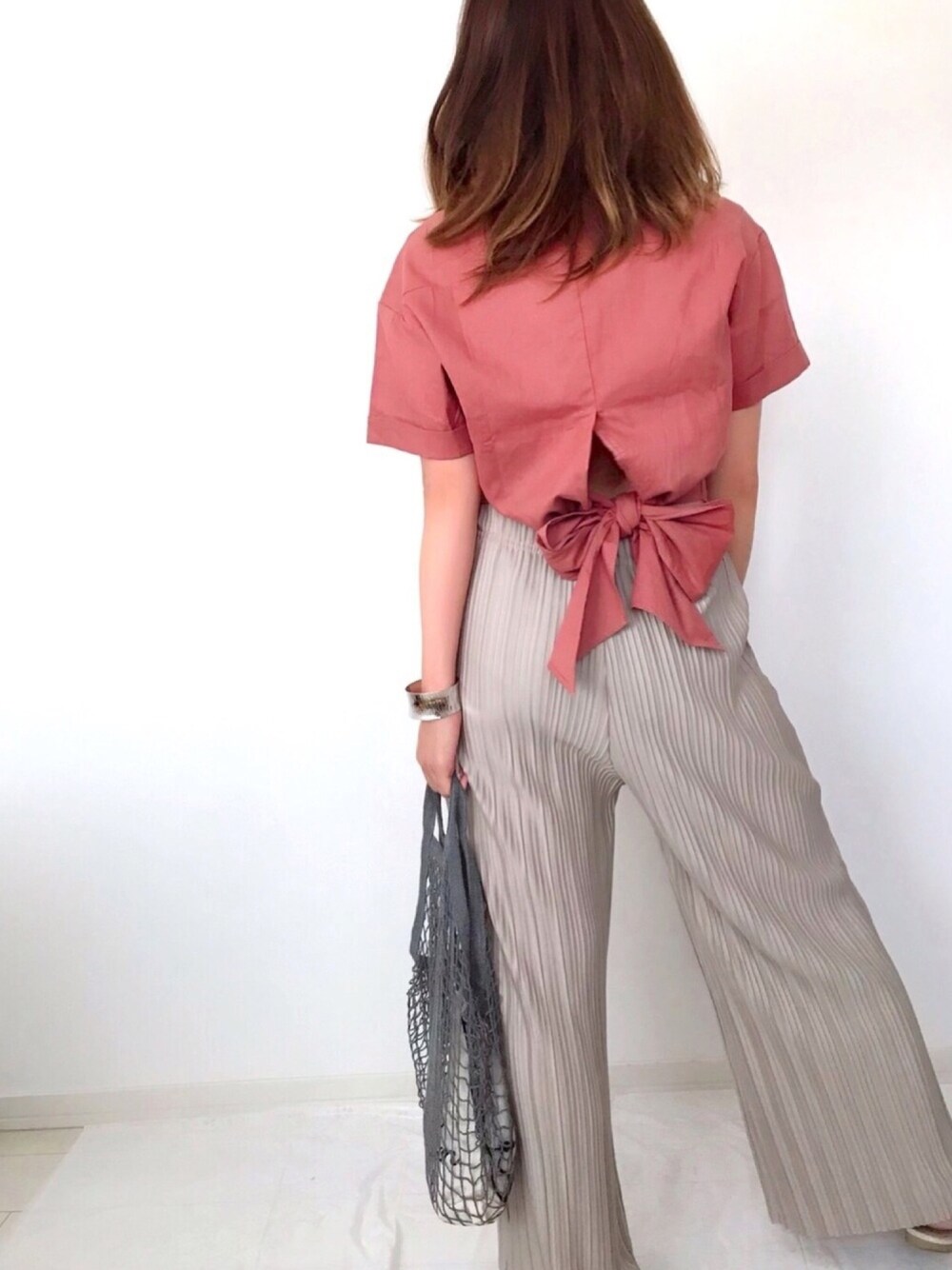 レッド系のシャツ/ブラウス、ベージュ系のその他パンツ、シルバー系のチョーカーを着用したレディースの夏コーディネートの1枚目の写真