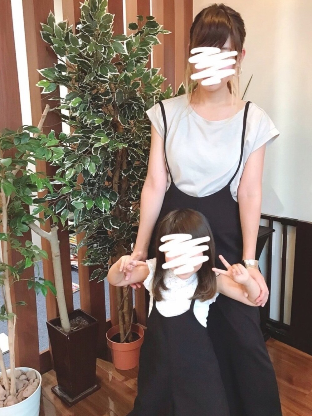 ホワイト系のTシャツ/カットソー、ベージュ系のオールインワン・サロペット、ブラック系のオールインワン・サロペットを着用したレディースの秋コーディネートの1枚目の写真