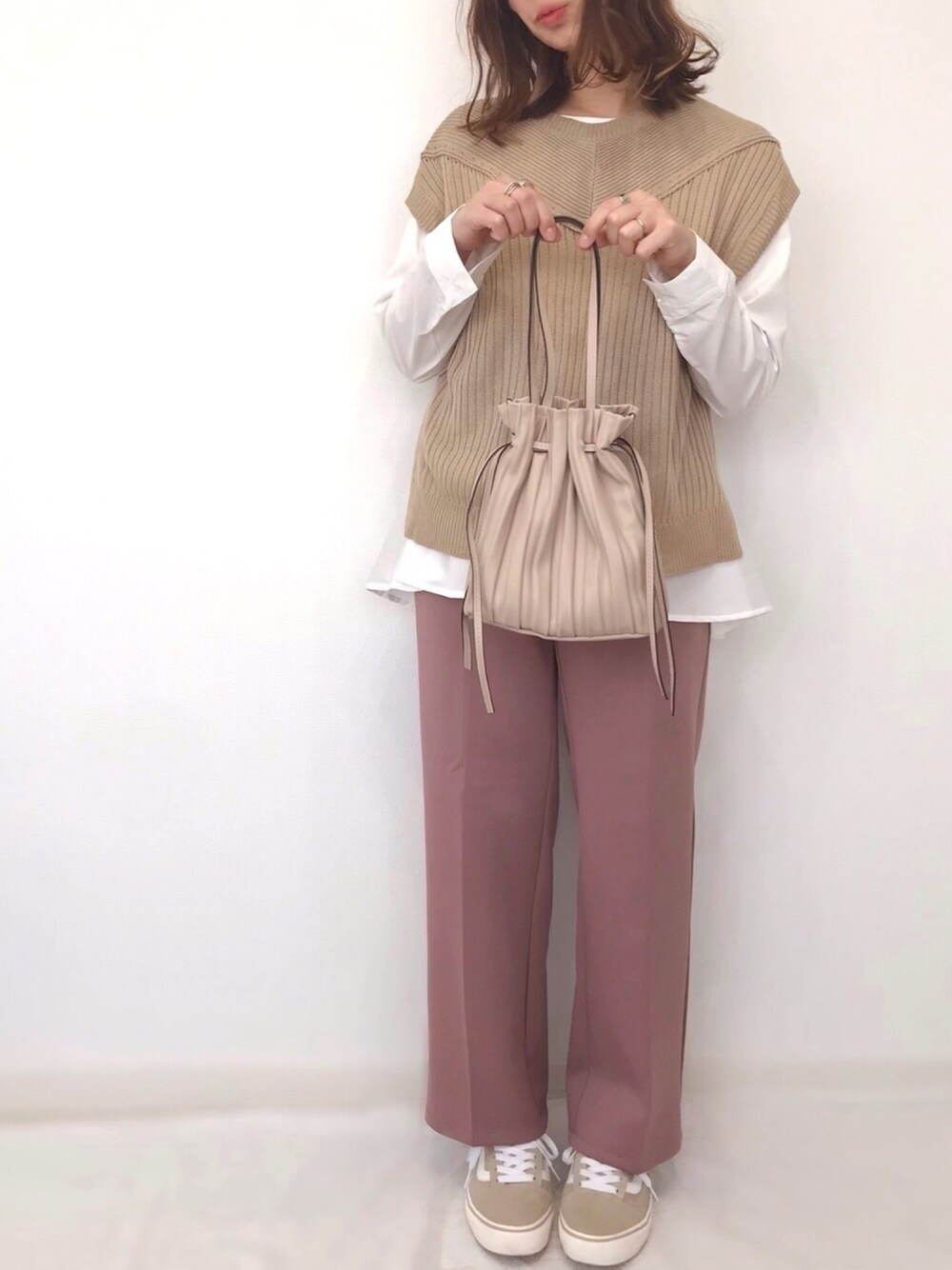 「プリーツバッグ、巾着バッグ、ベスト、ニットベスト、ベスト×シャツ、スラックス、プチプラコーデ、春コーデ、ピンク」｜「しまむらのアイテム（シャツ/ブラウス、ホワイト系）」を使った、うーまんさん（レディース・158cm）の春コーディネートの1枚目の写真