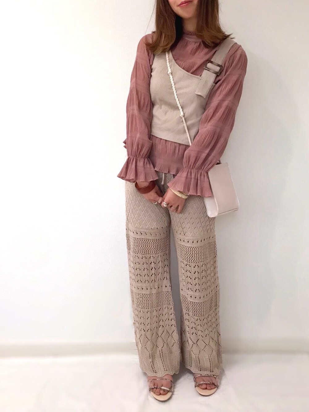「おうちファッション、おうちスタイル、リラックススタイル、ワンショルダー、アシメタンクトップ、クリンクル加工、透かし編みパンツ、デート、アベイル、デートスタイル（WOMEN）」｜「Availのアイテム（Tシャツ/カットソー、ピンク系）」を使った、うーまんさん（レディース・158cm）の春コーディネートの1枚目の写真