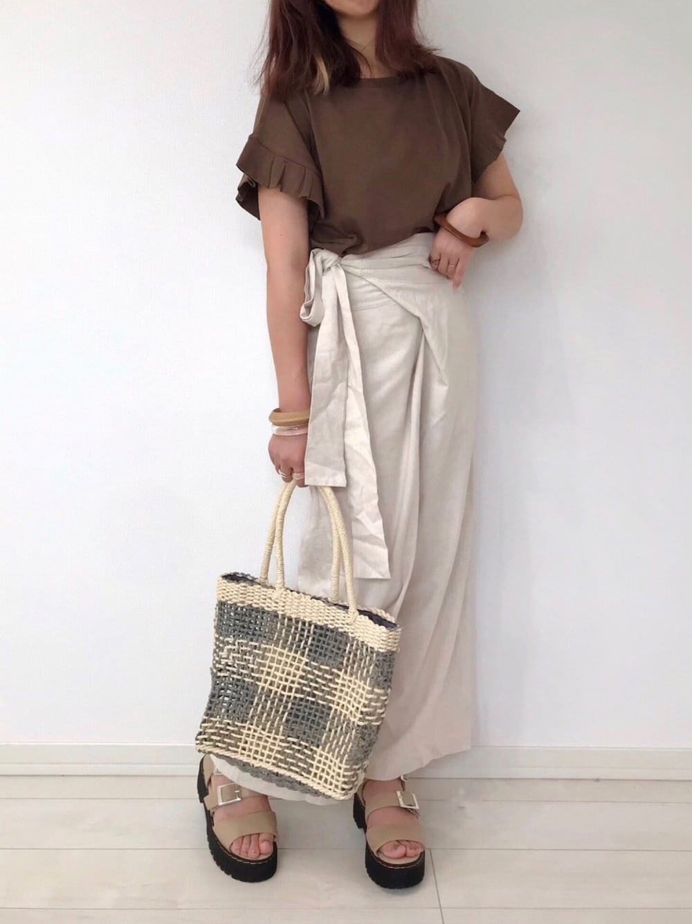 「ITEMS URBANRESEARCH、URBAN RESEARCH、アーバンリサーチ、プチプラのあや、ラップパンツ、リネン、リネンパンツ、ペーパーバッグ、大人カジュアル、PR」｜「ITEMS URBANRESEARCHのオリガミタックTシャツ（Tシャツ/カットソー、ブラウン系）」を使った、うーまんさん（レディース・158cm）の夏コーディネートの1枚目の写真