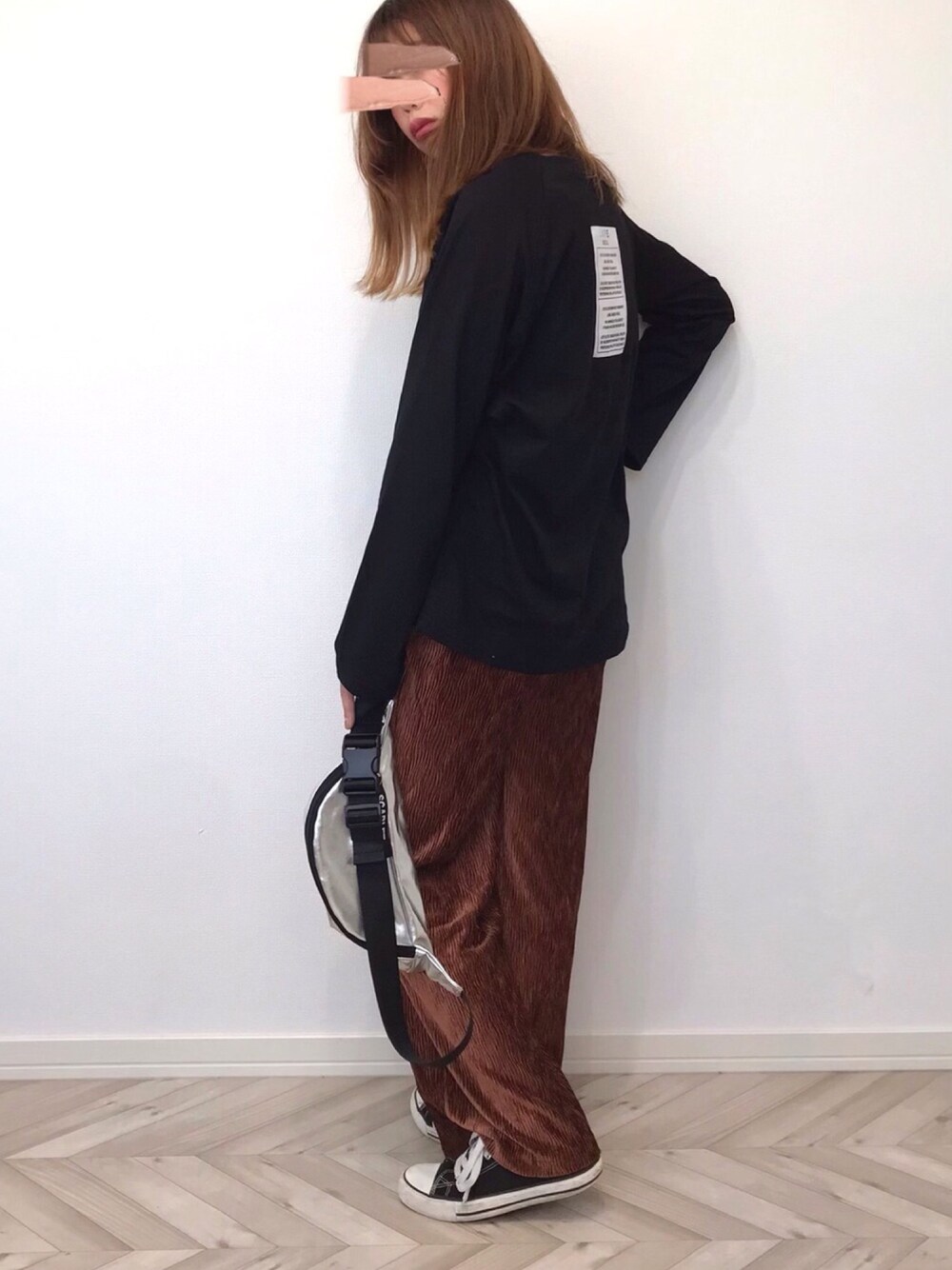 「sugarbisket、arholiday、カジュアル、シンプル、ベロアパンツ、秋コーデ、秋服準備はじめました、バックプリント」｜「SUGAR BISKETのバックラベルlongTシャツ（Tシャツ/カットソー、ブラック系）」を使った、うーまんさん（レディース・158cm）の秋コーディネートの1枚目の写真