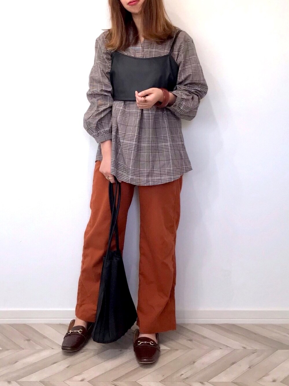 「秋コーデ、秋服準備はじめました、プチプラ、プチプラコーデ、チェックシャツ、ビスチェ、レイヤードスタイル、チェック、プリーツバッグ、ローファー」｜「しまむらのアイテム（シャツ/ブラウス、ブラック系）」を使った、うーまんさん（レディース・158cm）の秋コーディネートの1枚目の写真