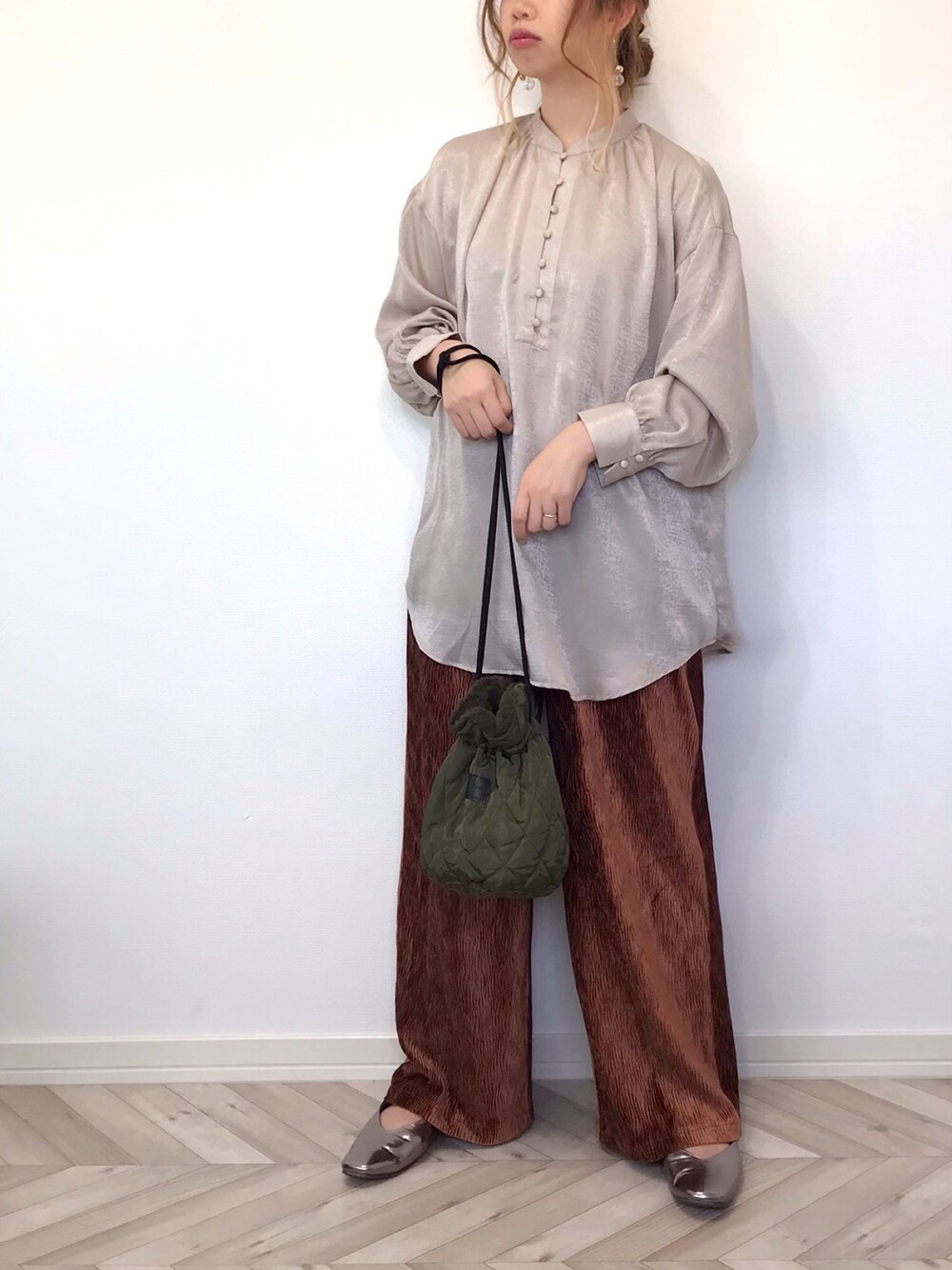 「チャイナシャツ、秋コーデ、秋服準備はじめました、ワイドパンツ、巾着バッグ、AmbreNeige、arholiday、リラックススタイル」｜「Ambre Neigeのヴィンテージサテンチュニック／サテンブラウス／チャイナ風シャツ／【WEB/EC限定商品】（シャツ/ブラウス、ホワイト系）」を使った、うーまんさん（レディース・158cm）の秋コーディネートの1枚目の写真