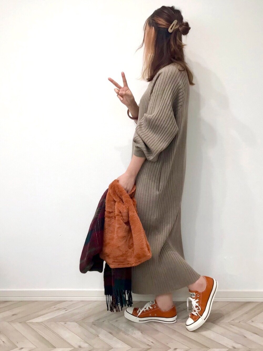 「An3pocket、ラブアンドピース2020、秋服コーデ、秋服準備はじめました、秋のカフェオレコーデ、プチプラ、ボリューム袖、オーバーサイズ、ロングワンピース、オレンジ」｜「An3pocketのポケット付きニットワンピース(着丈短め/着丈長め)（ワンピース、グレー系）」を使った、うーまんさん（レディース・158cm）の秋コーディネートの1枚目の写真
