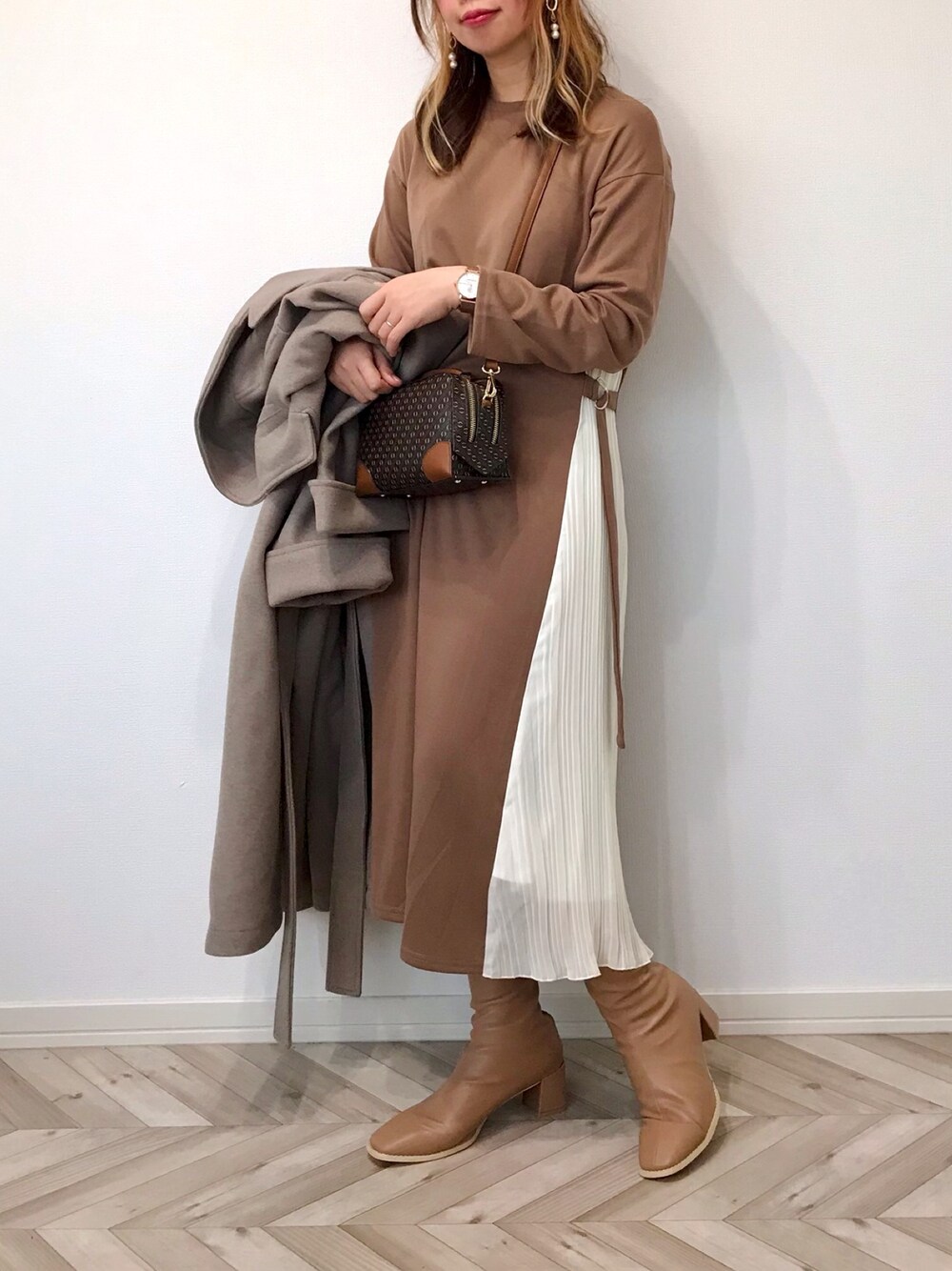 「La-gemme、RODE SKO、minia、ショルダーバッグ、秋のカフェオレコーデ、ロングワンピース、ブーツ、プチプラ、デート」｜「La-gemmeの【半袖/長袖】サイドプリーツロングワンピース（ワンピース、ブラウン系）」を使った、うーまんさん（レディース・158cm）の秋コーディネートの1枚目の写真