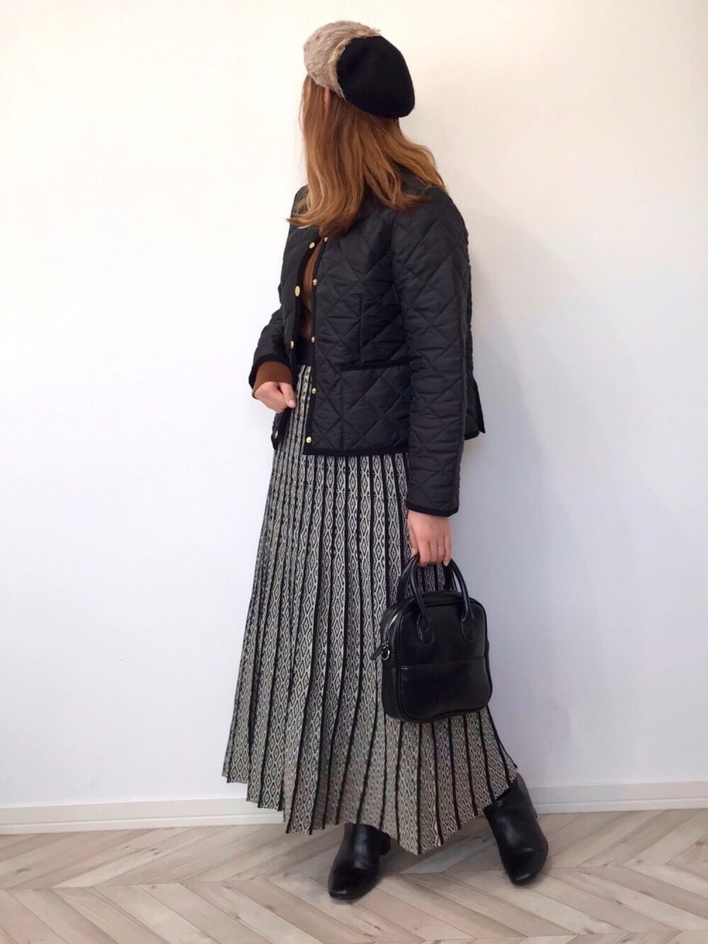 「polcadot、Traditional Weatherwear、URBAN RESEARCH、キルティングジャケット、ニットスカート、プリーツスカート、プチプラ、スクエアバッグ、ショルダーバッグ、PR」｜「polcadotのバスクファーベレー帽（ハンチング/ベレー帽、ブラック系）」を使った、うーまんさん（レディース・158cm）の秋コーディネートの1枚目の写真