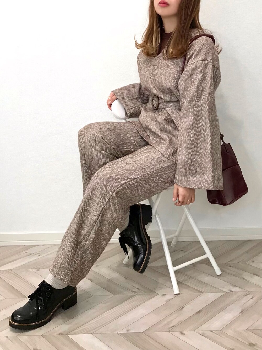 「happyjohn、GU、セットアップ、ウエストマーク、ドレスシューズ、プチプラ、スクエアバッグ、ショルダーバッグ、レイヤードスタイル、ボリューム袖」｜「Happy JohnのヘリンボーンVネックブラウス（シャツ/ブラウス、ブラウン系）」を使った、うーまんさん（レディース・158cm）の秋コーディネートの1枚目の写真