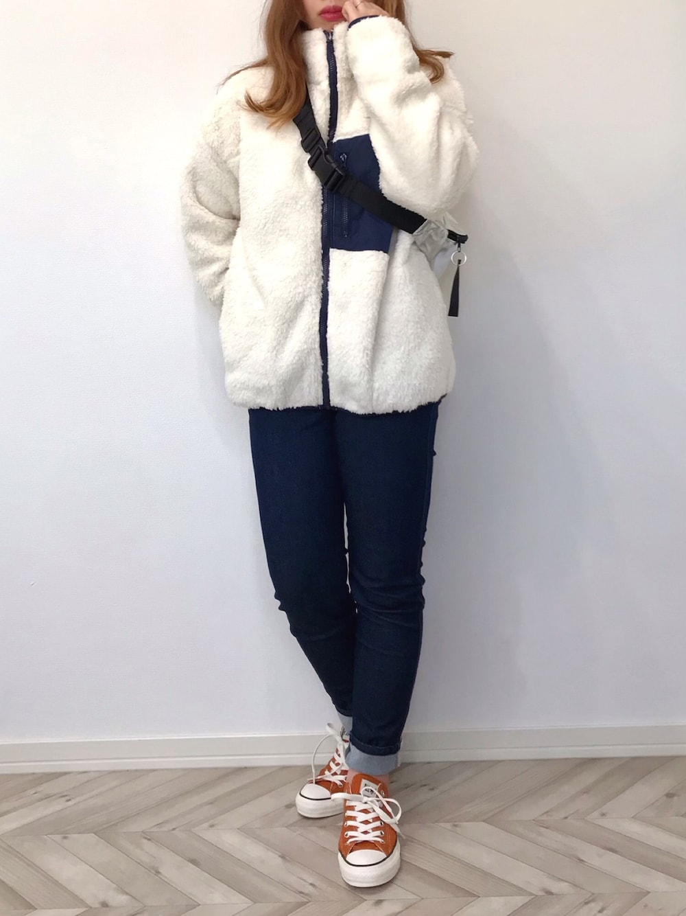 「Fizz、LEE、ボアブルゾン、ブルゾン、コンバース、オレンジ、プチプラ、スニーカーコーデ、ボディバッグ、休日スタイル」｜「Fizzの【Fizz/フィズ】　ハイネックボアブルゾン（ブルゾン、ホワイト系）」を使った、うーまんさん（レディース・158cm）の秋コーディネートの1枚目の写真