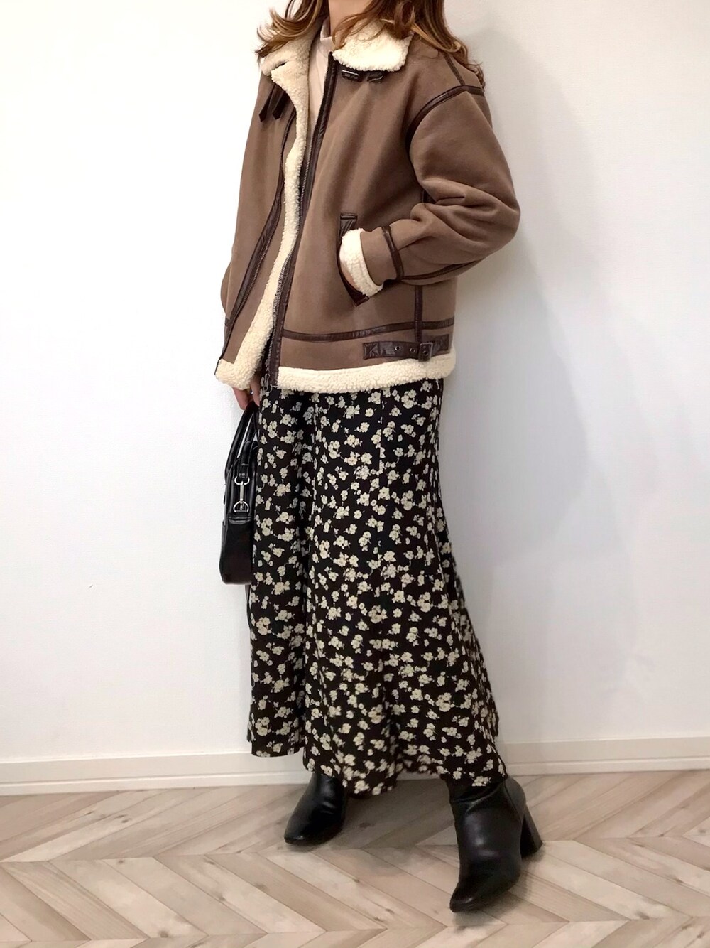 「年末WEAR感謝祭、フライトジャケット、forksy、大人カジュアル、スクエアバッグ、ショルダーバッグ、ブーツ、プチプラ、ボアジャケット」｜「forksy.のforksy./フォルクシー  オーバーサイズ フェイクムートン B-3ジャケット（ムートンコート、ブラウン系）」を使った、うーまんさん（レディース・158cm）の冬コーディネートの1枚目の写真