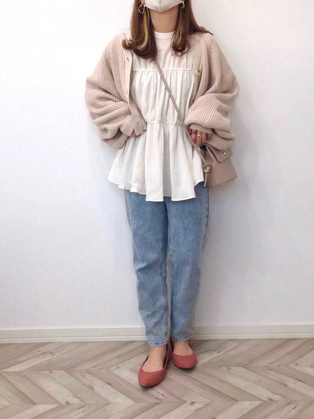 「春コーデ、淡色コーデ、KBF、カーディガン、ティアードブラウス、休日スタイル、フラットシューズ、プチプラ、GU、ボリューム袖」｜「KBFのティアードシャーリングブラウス（シャツ/ブラウス、ホワイト系）」を使った、うーまんさん（レディース・158cm）の冬コーディネートの1枚目の写真
