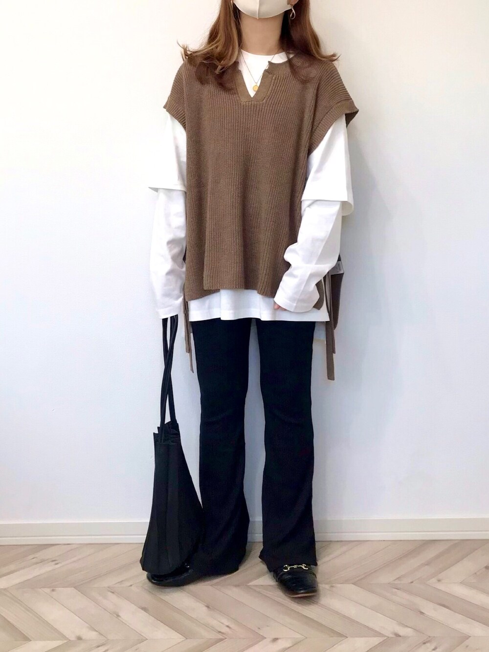 「AmbreNeige、ニットベスト、レイヤードスタイル、GRL、プチプラ、プリーツバッグ、ローファー」｜「Ambre Neigeのサイドスリットベスト／【WEB/EC限定商品】（ベスト、ブラウン系）」を使った、うーまんさん（レディース・158cm）の春コーディネートの1枚目の写真