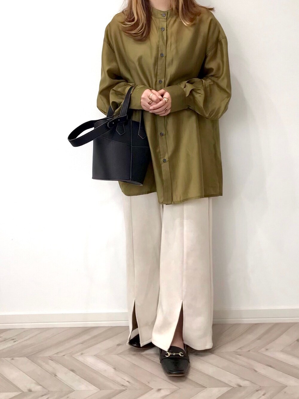 「春コーデ、AmbreNeige、春めきシューズ、プチプラ、ローファー、シアーシャツ」｜「Ambre Neigeのバルーン袖シアーシャツ／【WEB/EC限定商品】（シャツ/ブラウス、グリーン系）」を使った、うーまんさん（レディース・158cm）の春コーディネートの1枚目の写真