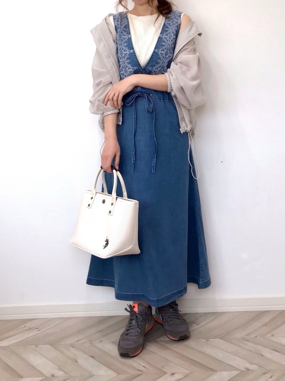 「Sonny　Label、ウエストマーク、春カラースタイル、ジャンパースカート、マウンテンパーカー、休日スタイル、プチプラ」｜「しまむらのアイテム（タンクトップ、ホワイト系）」を使った、うーまんさん（レディース・158cm）の春コーディネートの1枚目の写真