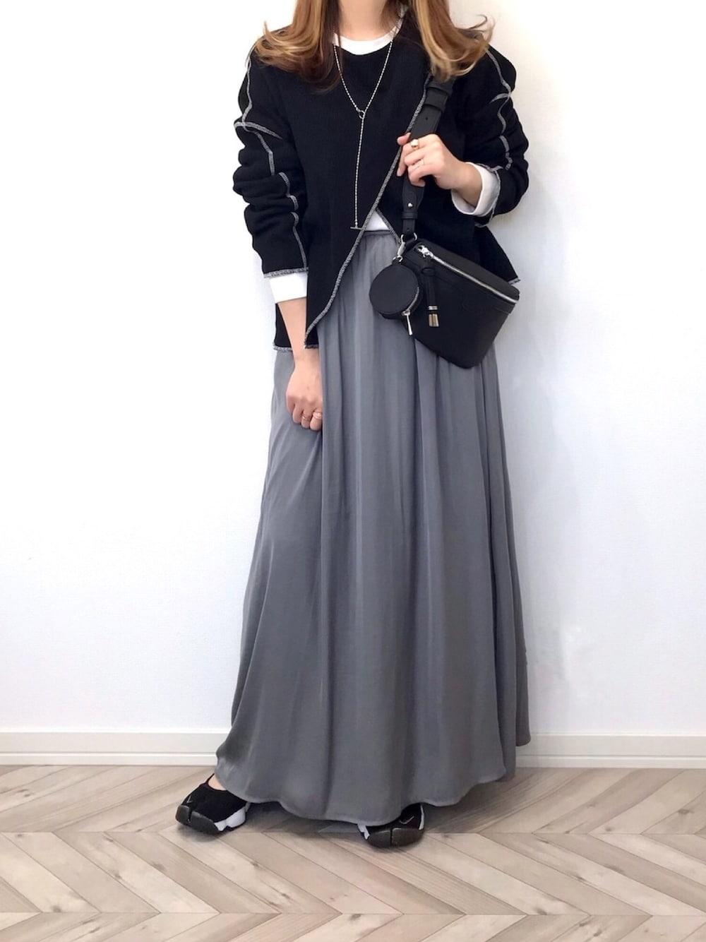 「Sonny　Label、LVEU.、プチプラ、モノトーン、エアリフト、ボディバッグ、ウエストポーチ、フレアスカート、ロングスカート、サテンスカート」｜「しまむらのアイテム（トップス、ブラック系）」を使った、うーまんさん（レディース・158cm）の春コーディネートの1枚目の写真