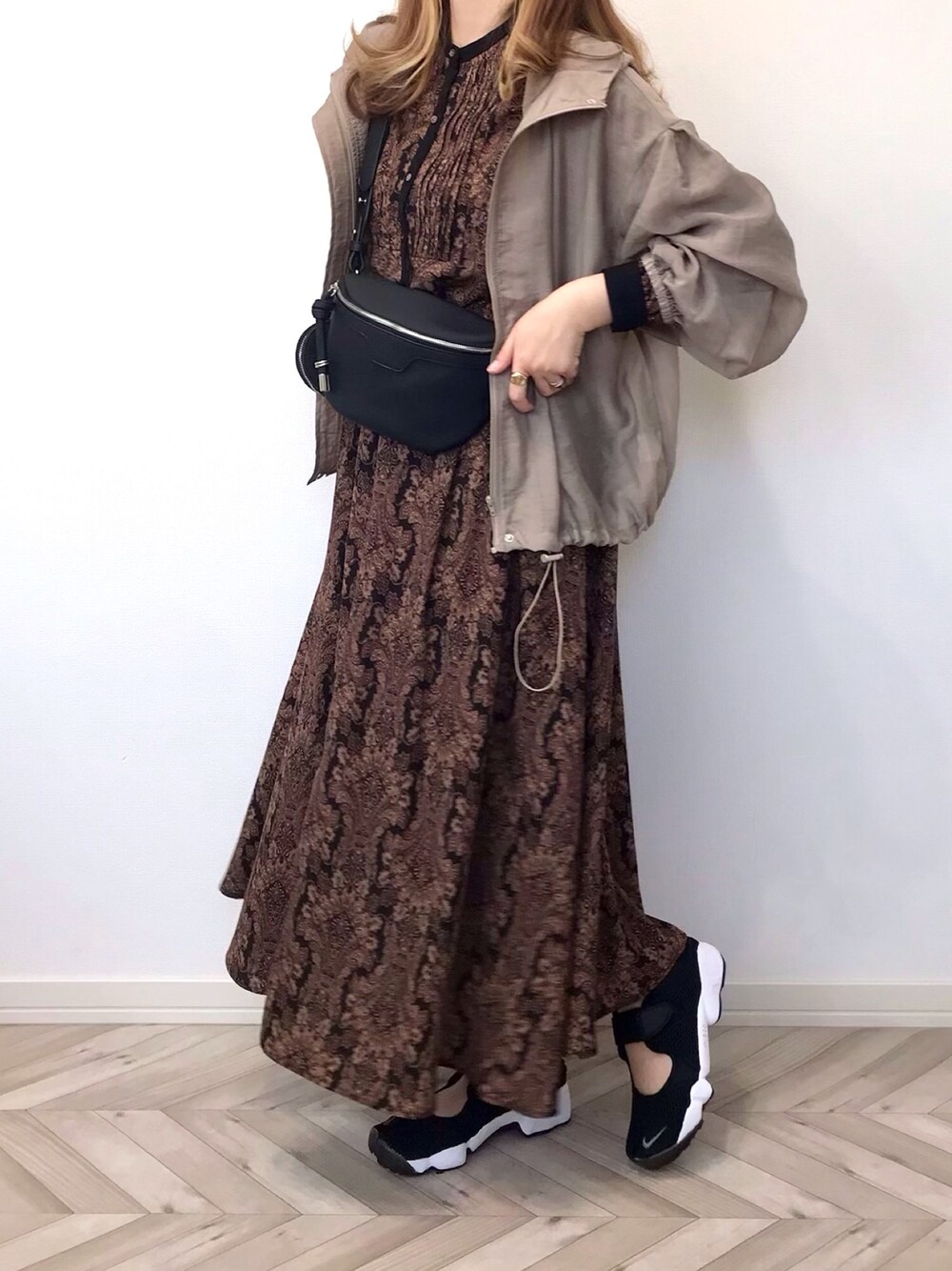 「Sonny　Label、ダマスク、ワンピース、ロングワンピース、柄ワンピース、マウンテンパーカー、LVEU.、ウエストポーチ、ボディバッグ、エアリフト」｜「URBAN RESEARCH Sonny Labelのダマスクプリントワンピース（ワンピース、ブラック系）」を使った、うーまんさん（レディース・158cm）の春コーディネートの1枚目の写真