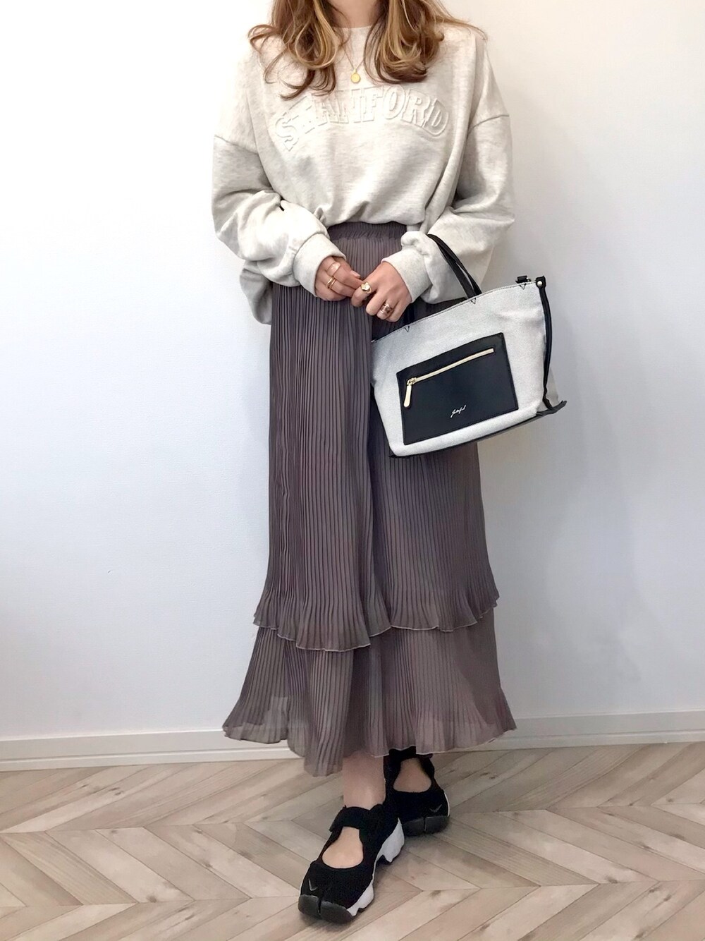 「きれいめカジュアル、auntie rosa holiday、ロゴスウェット、スウェット、プリーツスカート、NIKE、エアリフト、プチプラ、休日スタイル」｜「Auntie Rosa Holidayの【Holiday】◆2021.SS◆エンボスプリントルーズスエット（スウェット、ベージュ系）」を使った、うーまんさん（レディース・158cm）の春コーディネートの1枚目の写真