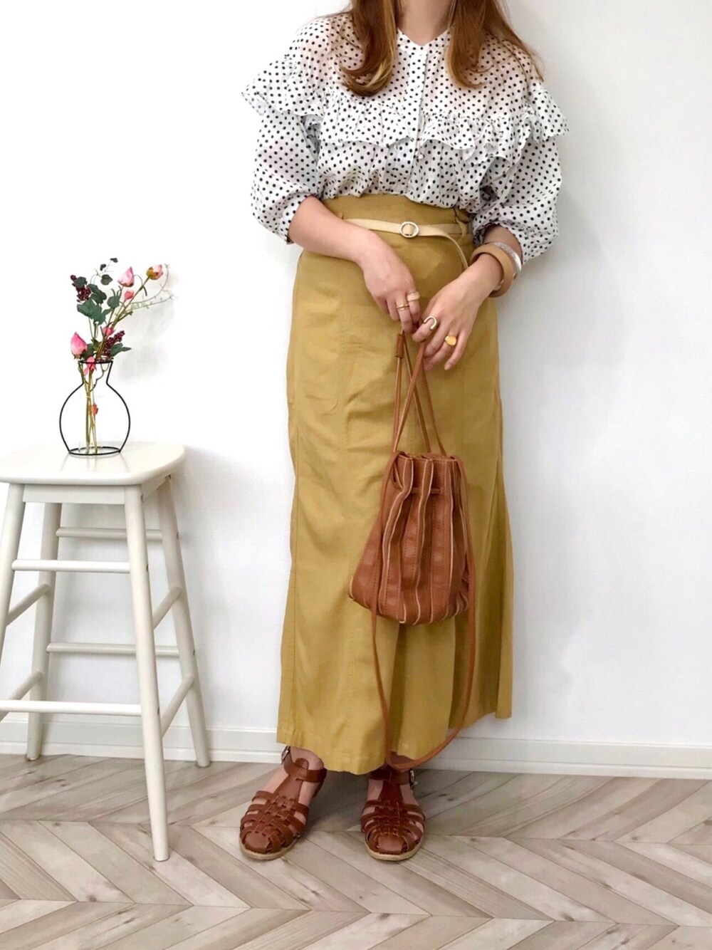 「FREDY&GLOSTER、プチプラ、休日スタイル、プリーツバッグ、巾着バッグ、グルカサンダル、マーメイドスカート、カラースカート、ボリューム袖」｜「fredy emueのフリル切替6分袖ブラウス（シャツ/ブラウス、ホワイト系）」を使った、うーまんさん（レディース・158cm）の夏コーディネートの1枚目の写真