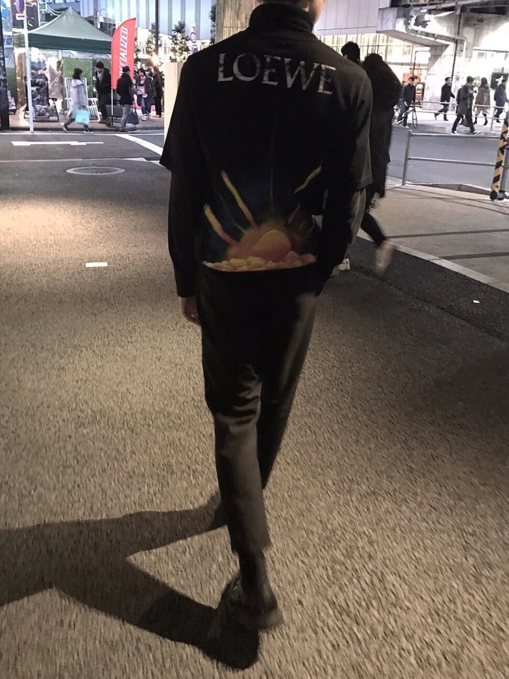「LOEWEのアイテム（Tシャツ/カットソー、ブラック系）」を使った、しげみさん（メンズ・173cm）の春コーディネートの1枚目の写真