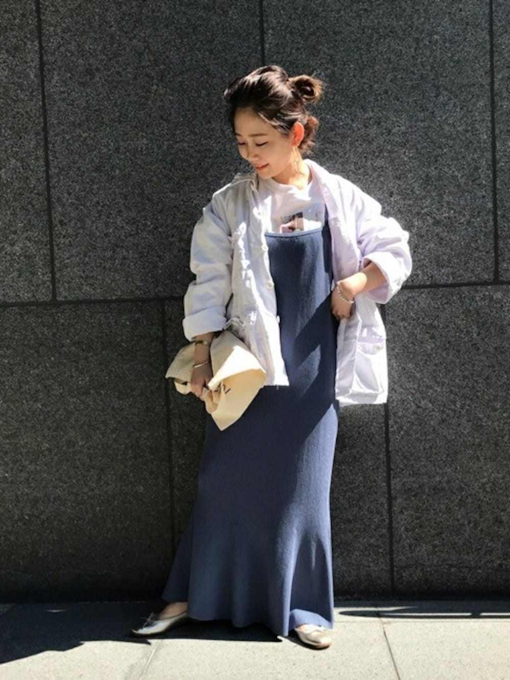 「ブルゾン、大人カジュアル、休日スタイル、春コーデ、キャミワンピ、スローブイエナ、SLOBE IENA」｜「SLOBE IENAの【ROTHCO/ロスコ】 ミリタリーブルゾン◆（ミリタリージャケット、ホワイト系）」を使った、konmiさん（レディース・152cm）の春コーディネートの1枚目の写真