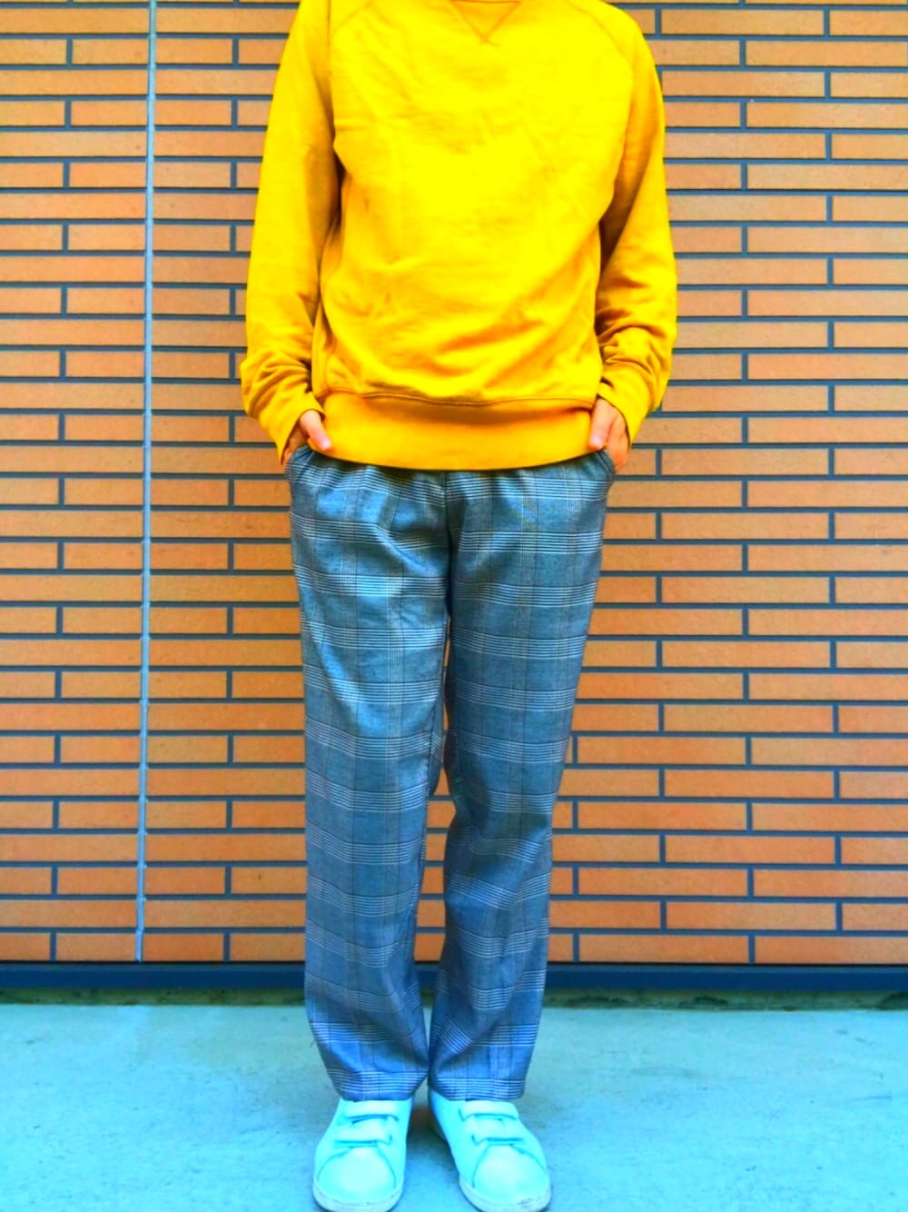 イエロー系のスウェット、ホワイト系のTシャツ/カットソー、ブラック系のその他パンツを着用したメンズの春コーディネートの1枚目の写真