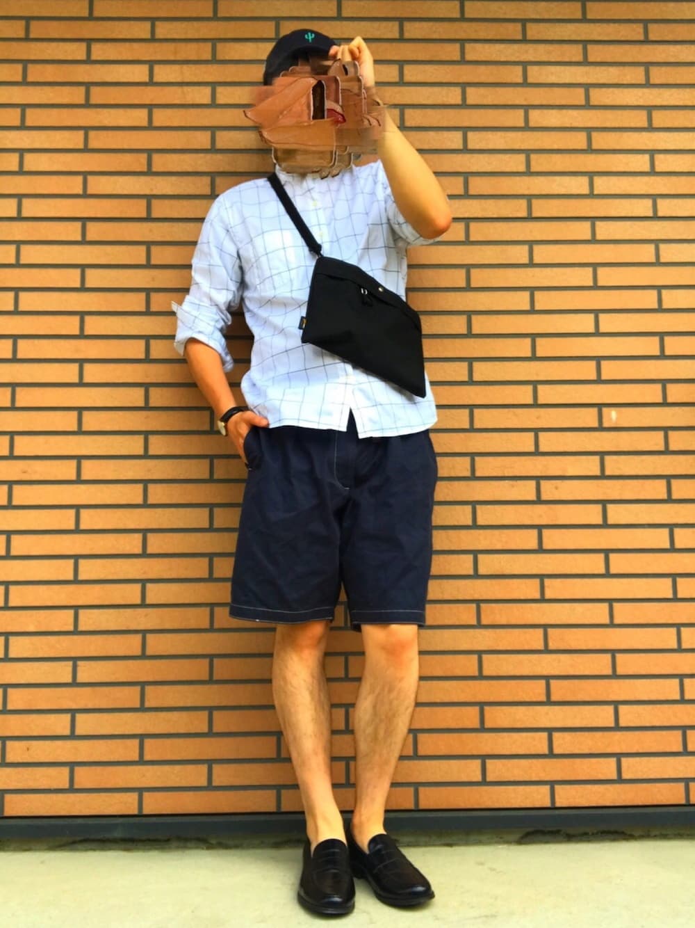 ホワイト系のシャツ/ブラウス、ブラック系のショルダーバッグ、ブルー系のその他パンツを着用したメンズの春コーディネートの1枚目の写真