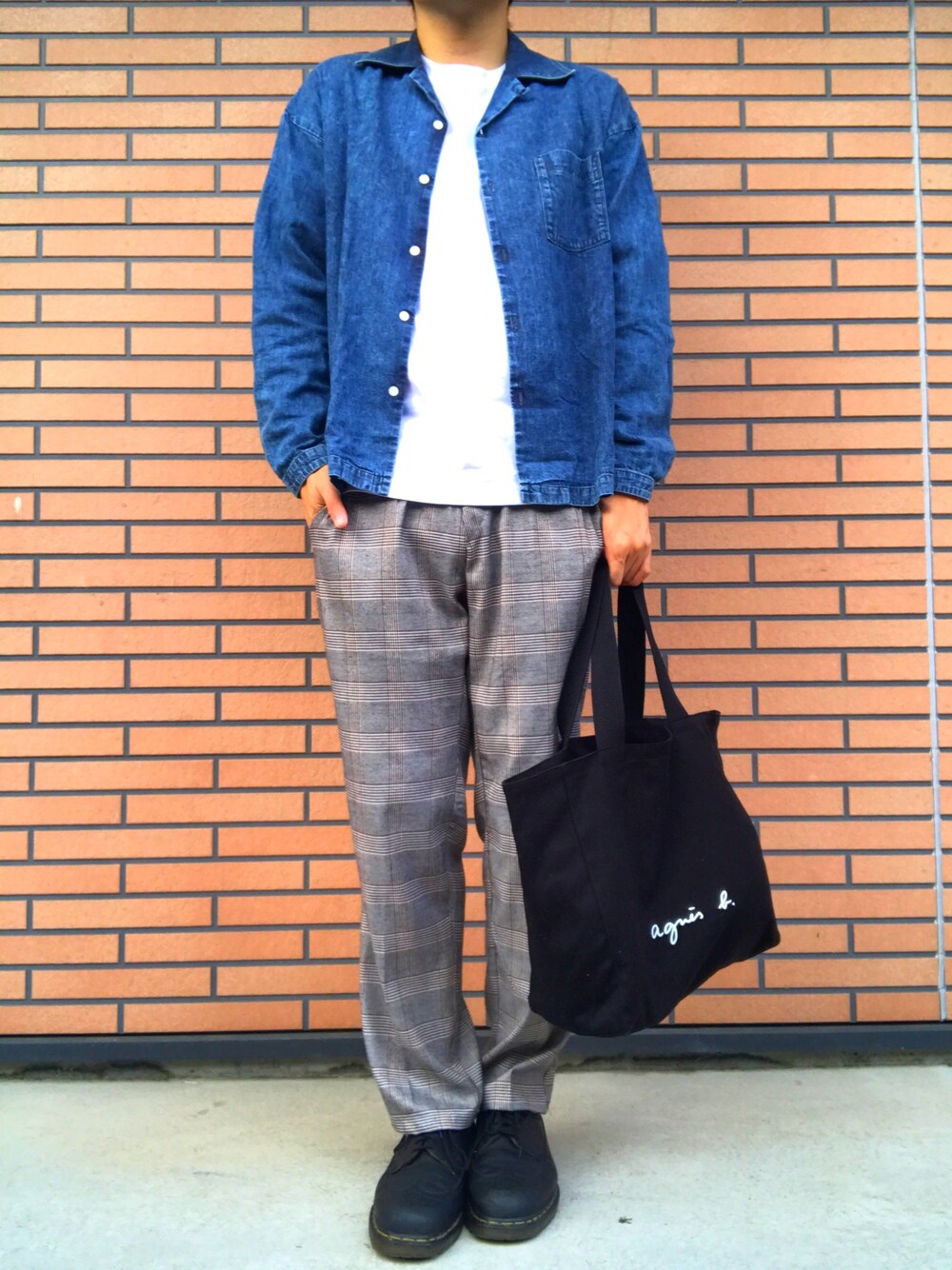 ブルー系のシャツ/ブラウス、ホワイト系のTシャツ/カットソー、ブラック系のトートバッグを着用したメンズの夏コーディネートの1枚目の写真