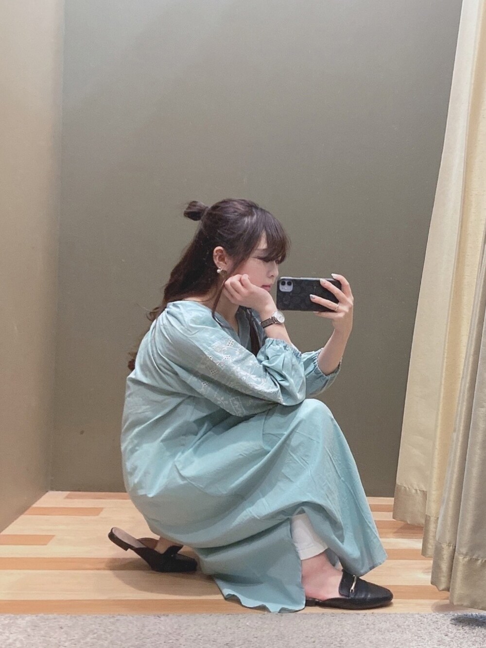 グリーン系のワンピース、ホワイト系のデニムパンツ、ブラック系のローファーを着用したレディースの春コーディネートの1枚目の写真