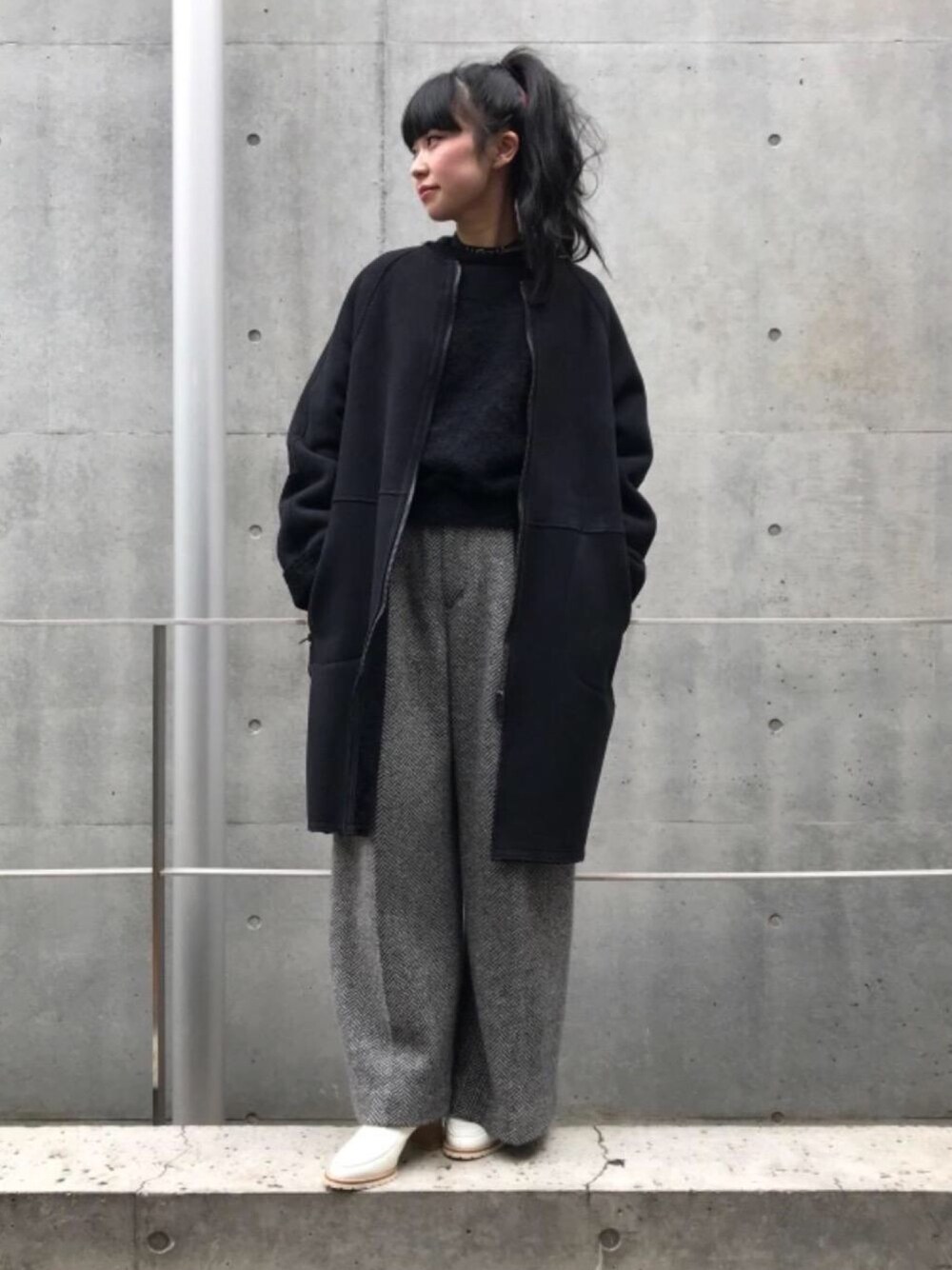 「ロック、サスペンダー、ムートン、大人カジュアル、リバーシブル、ワイドパンツ、低身長、hystericglamour、秋コーデ、グレンチェック」｜「HYSTERIC GLAMOURのDOUBLE MONK-STRAP アンクルブーツ（ブーツ、ホワイト系）」を使った、fukuchanさん（レディース・154cm）の秋コーディネートの1枚目の写真