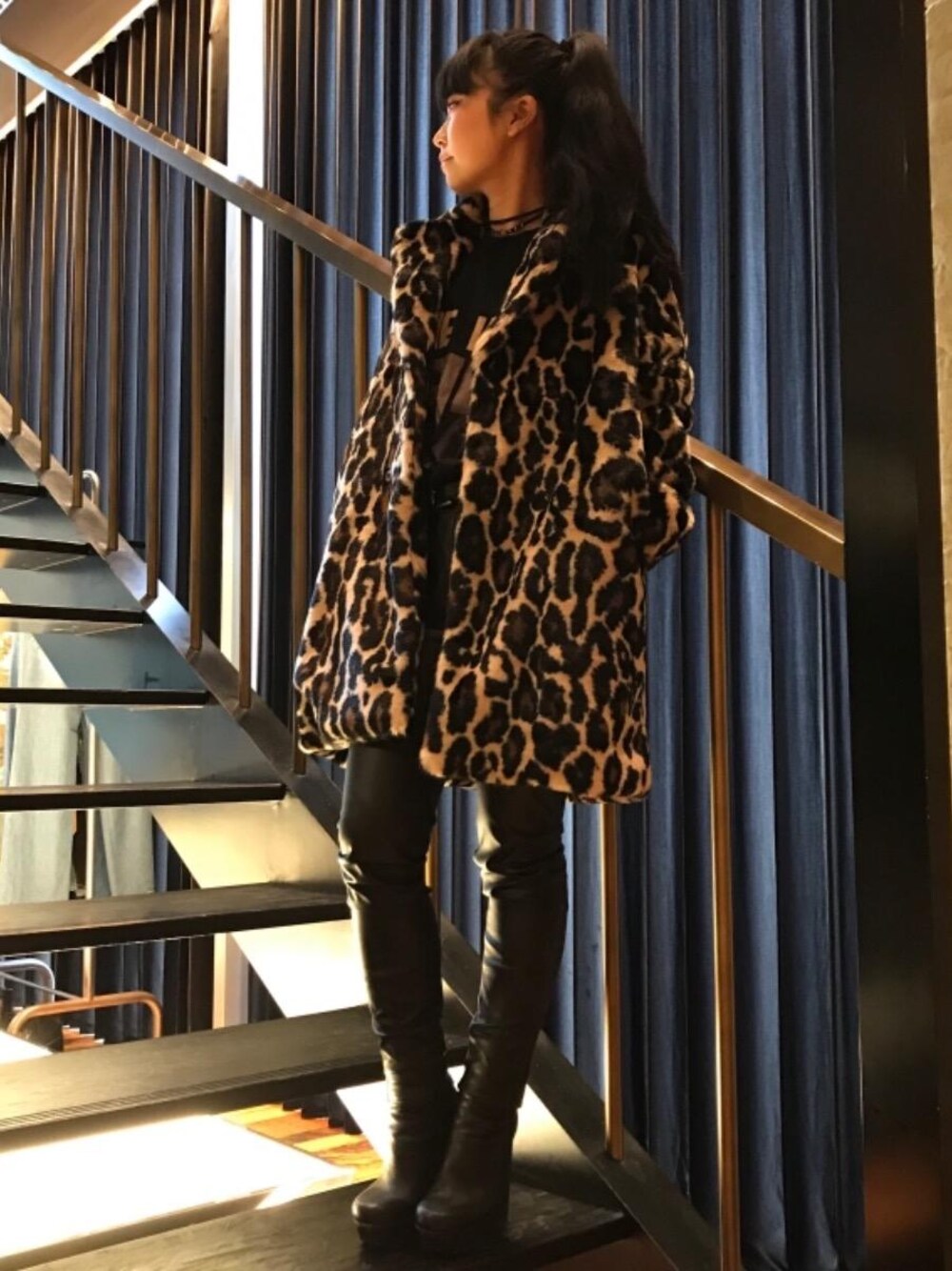 「ファー、レオパード、アメカジ、ロック、ハイウエスト、レザーパンツ、低身長、ヒステリックグラマー、hystericglamour、冬のアウター」｜「HYSTERIC GLAMOURのSYNTHETIC LEATHER 裾ZIP付スリムPT（その他パンツ、ブラック系）」を使った、fukuchanさん（レディース・154cm）の秋コーディネートの1枚目の写真