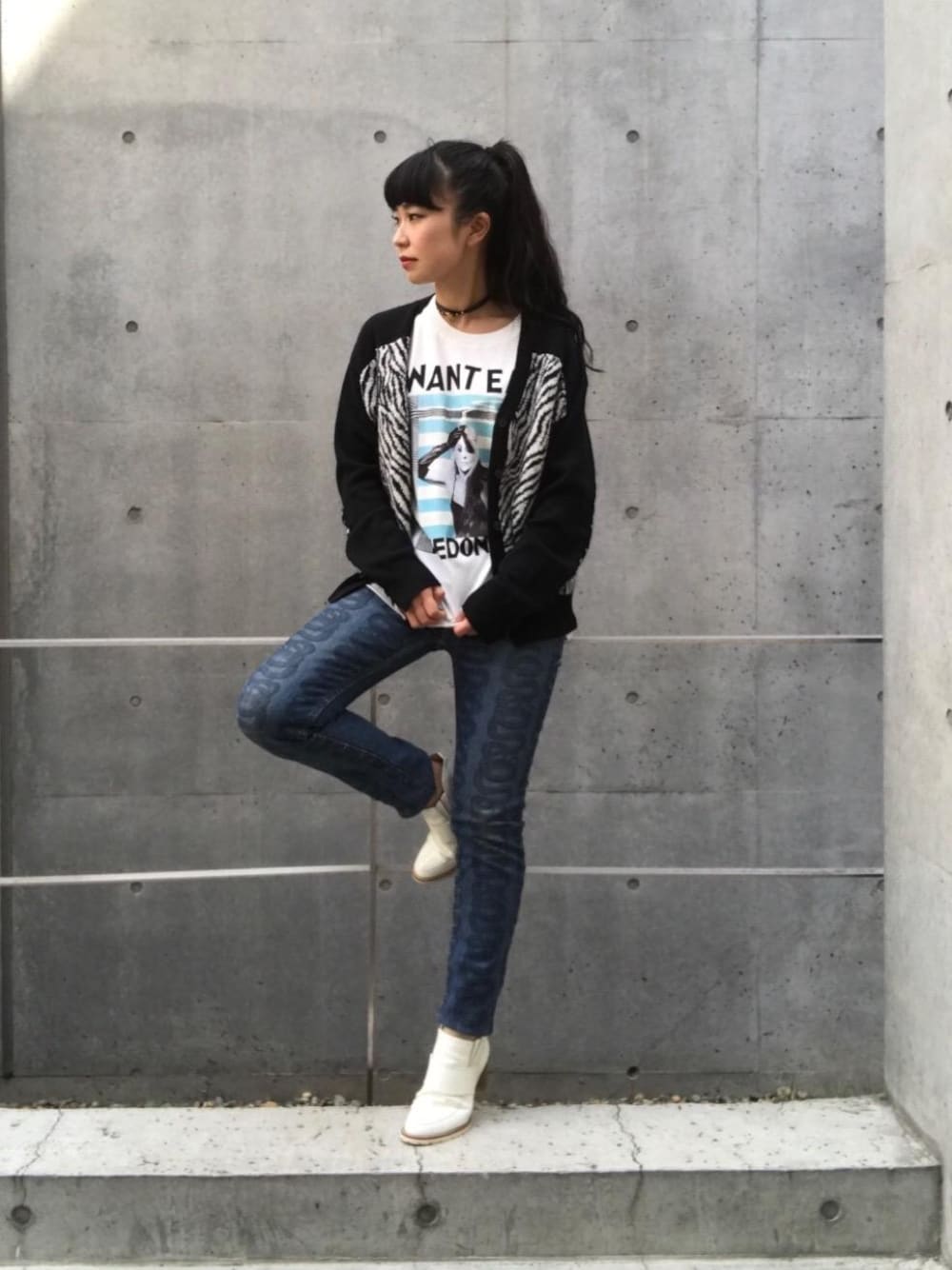 「カーディガン、シンプル、Tシャツ、Hysteric Glamour、ゼブラ、ヒステリックグラマー」｜「HYSTERIC GLAMOURのSNAKE LOOP プリント Sデニムスリムパンツ（デニムパンツ、ブルー系）」を使った、fukuchanさん（レディース・154cm）の夏コーディネートの1枚目の写真