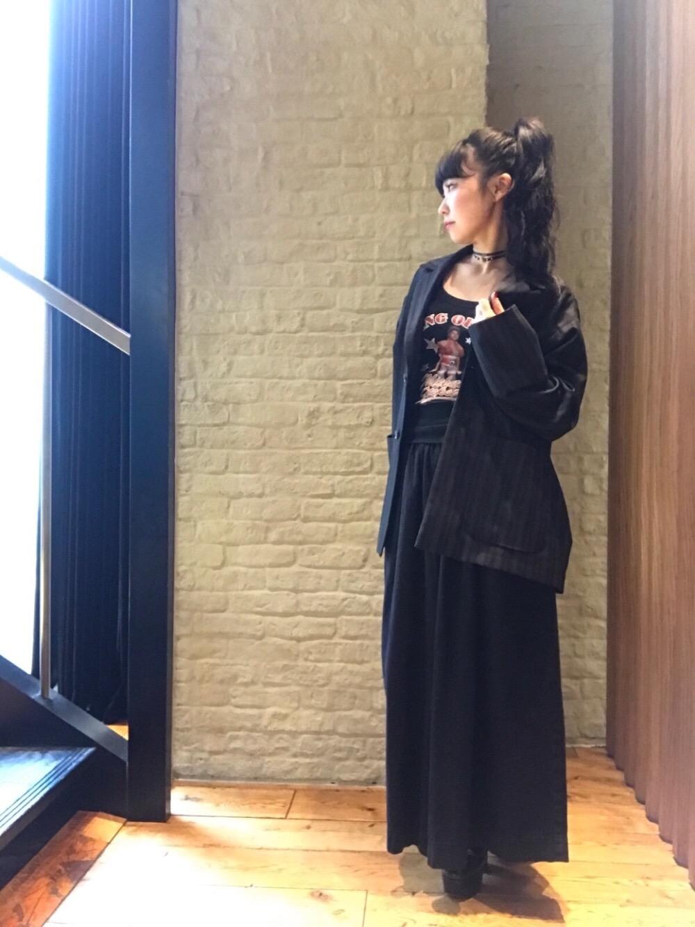 「ジャケット、ワントーンコーデ、ワイドパンツ、Hysteric Glamour、ロング、キュロット」｜「HYSTERIC GLAMOURのMICHAEL JACKSON/KING OF POPプリントキャミソール（キャミソール、ブラック系）」を使った、fukuchanさん（レディース・154cm）の秋コーディネートの1枚目の写真